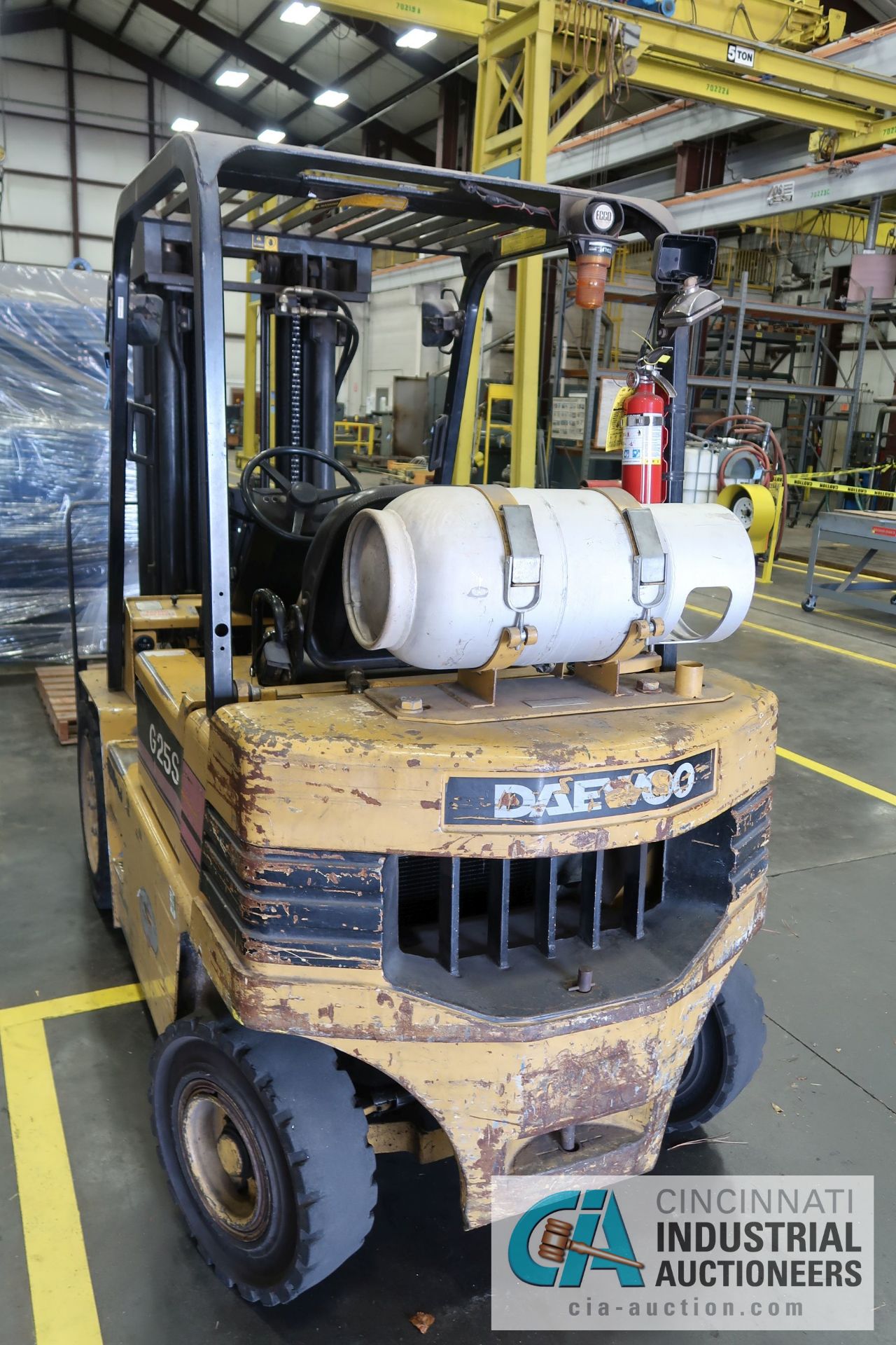 5,000 LB. DAEWOO MODEL G25S LP GAS SOLID PNEUMATIC TIRE LIFT TRUCK, 10-02003, 3-STAGE MAST, 188" - Image 4 of 8