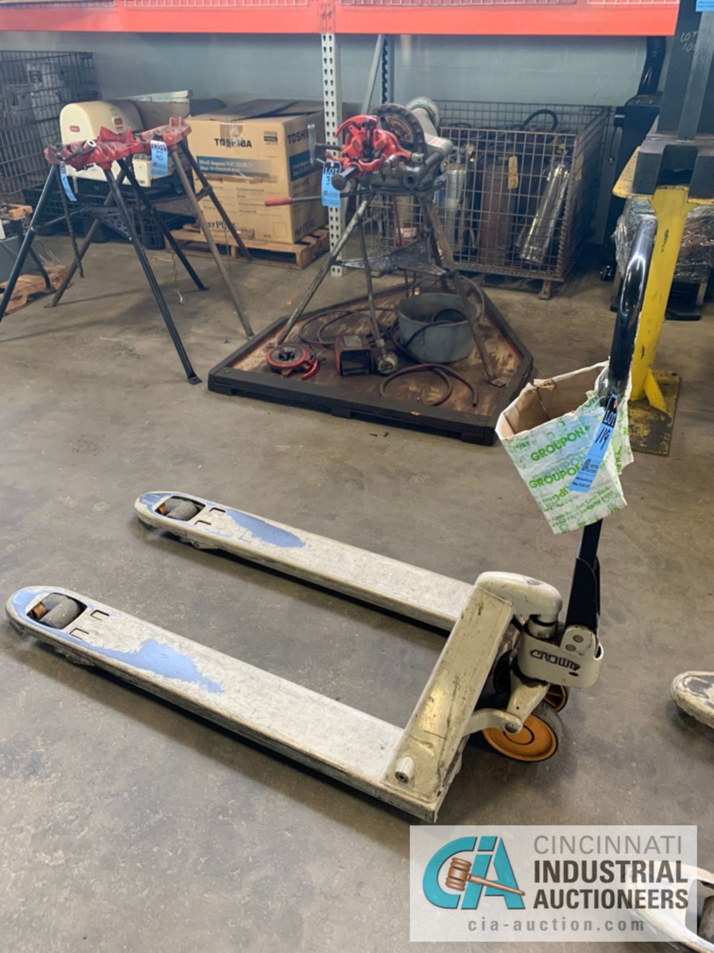 CROWN HYDRAULIC PALLET TRUCK