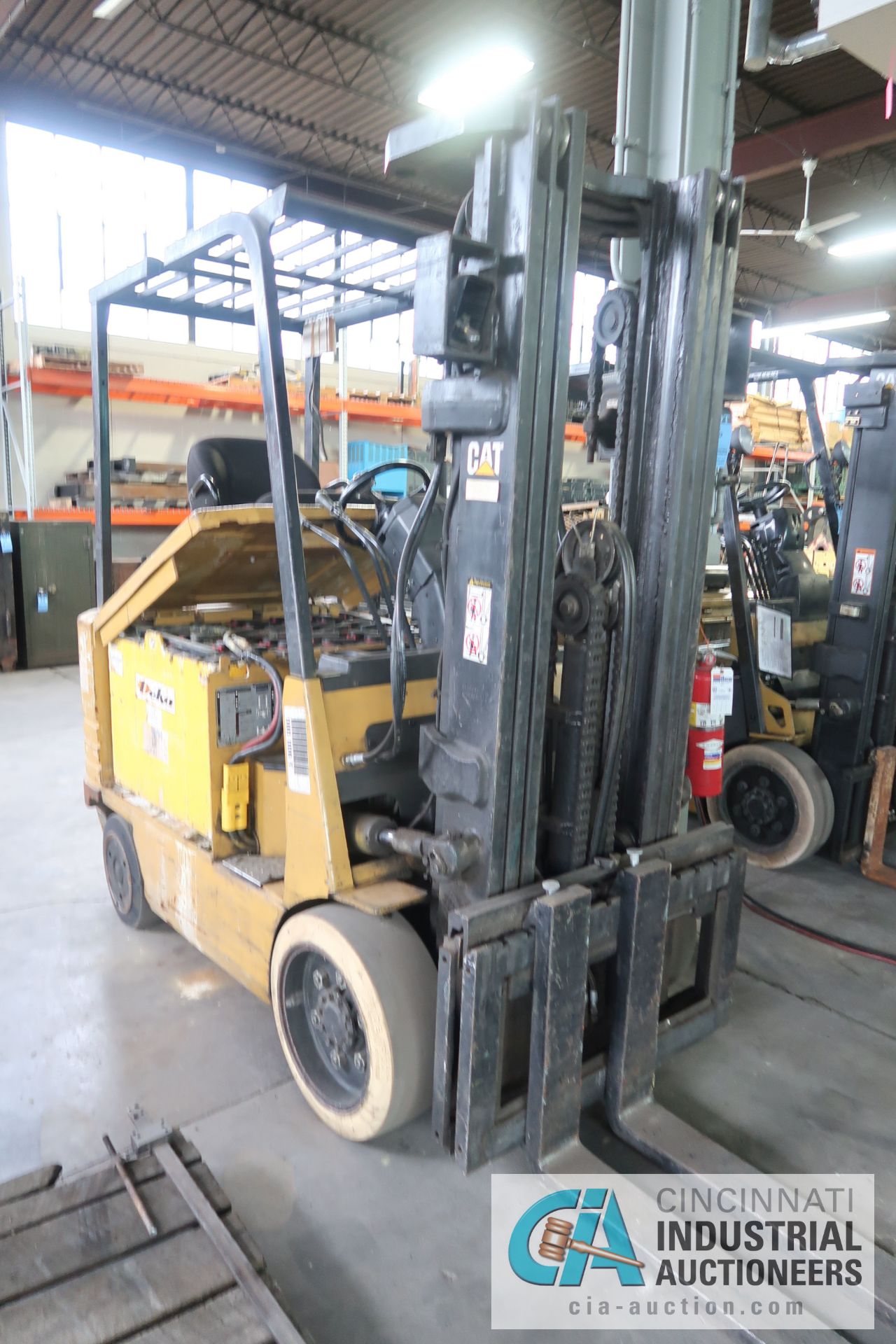 6,000 LB. CATERPILLAR MODEL 2EC30 36 VOLT ELECTRIC CUSHION TIRE THREE STAGE MAST LIFT TRUCK; S/N - Image 2 of 3