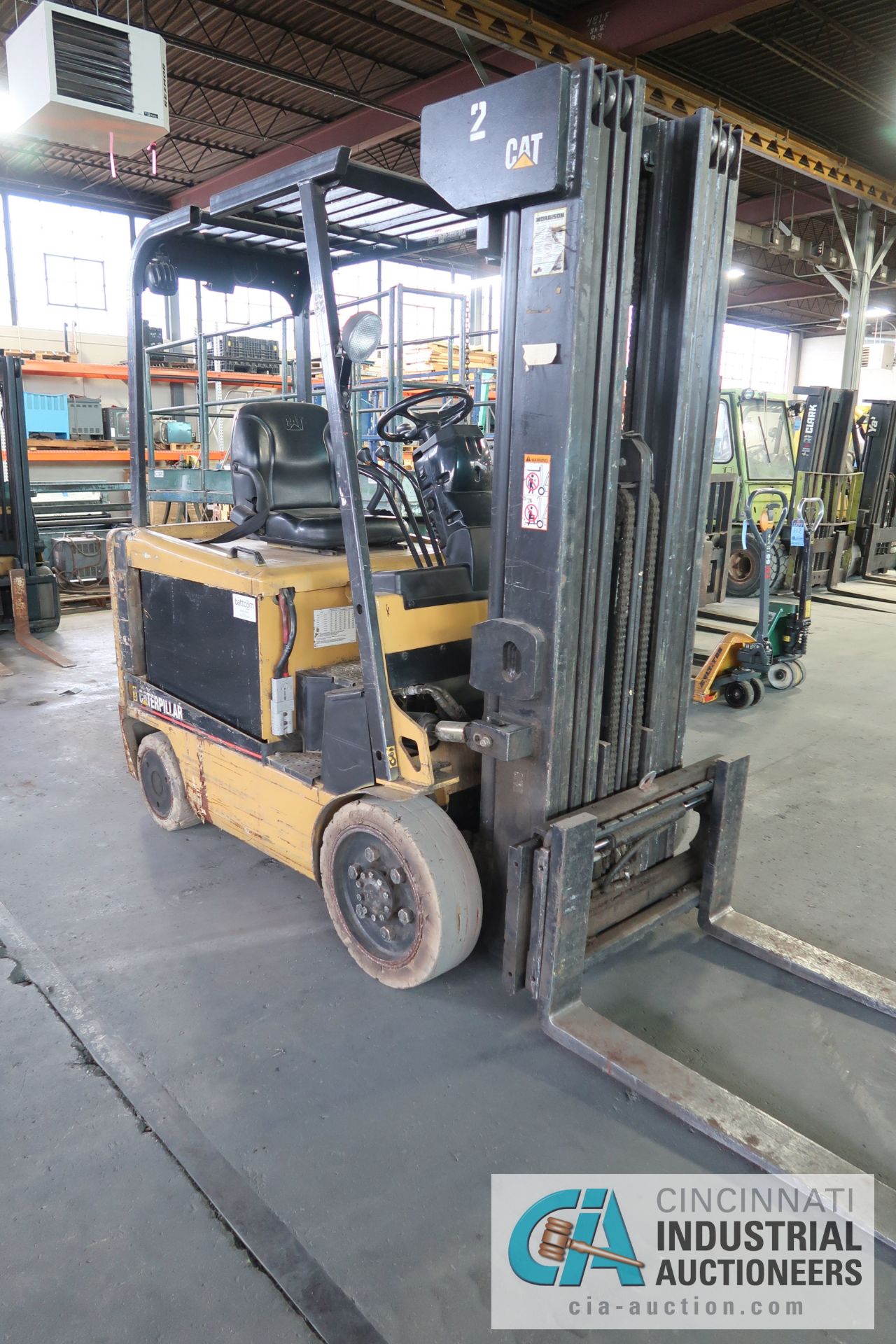 5,000 LB. CATERPILLAR MODEL EC25KE 36 VOLT ELECTRIC CUSHION TIRE FOUR STAGE MAST LIFT TRUCK; S/N - Image 5 of 9