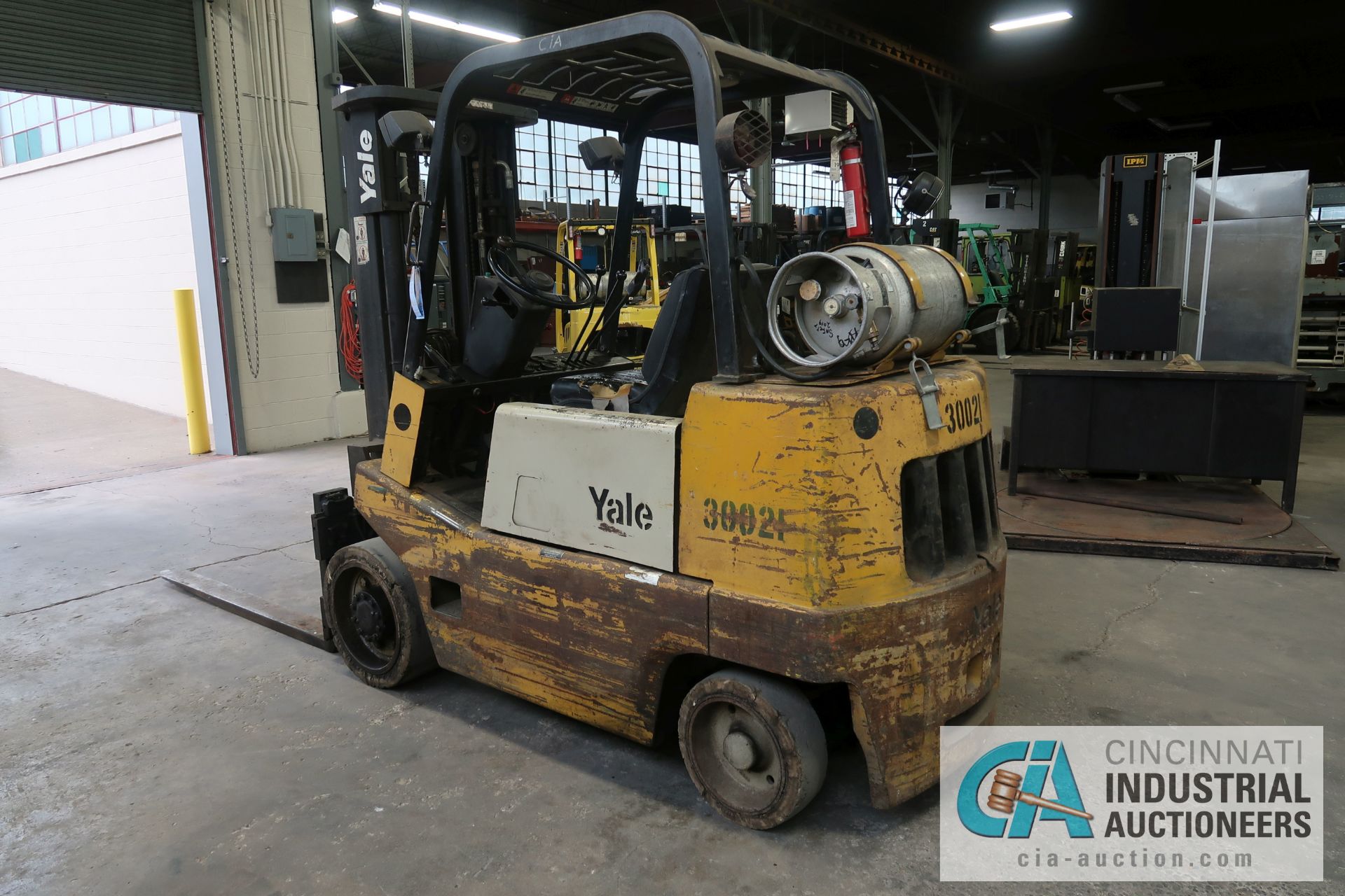 6,000 LB. YALE MODEL GLC060LCNSBE083 LP GAS SOLID TIRE THREE-STAGE MAST LIFT TRUCK; S/N N474855, - Image 4 of 7