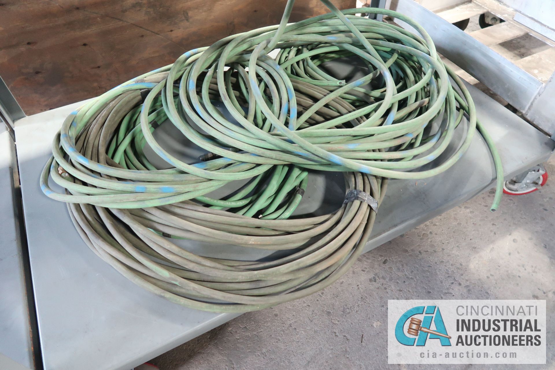 (LOT) MISCELLANEOUS USED GAS VINYL LINED HOSE **NO CART - CONTENTS ONLY** - Image 2 of 2
