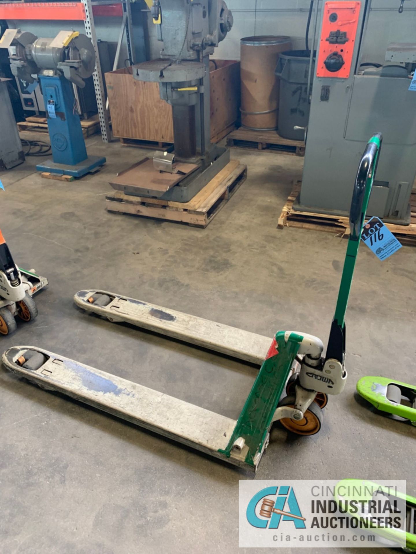 CROWN HYDRAULIC PALLET TRUCK