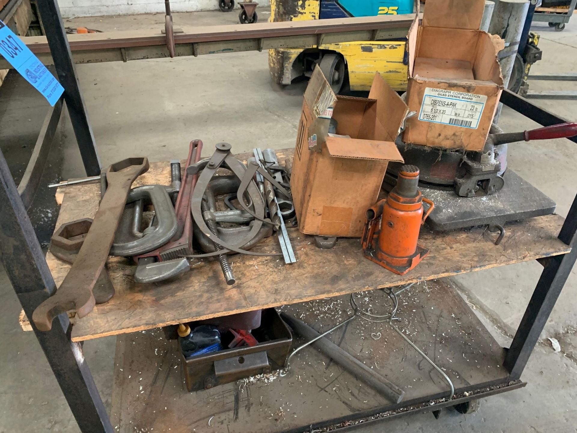 (LOT) MISCELLANEOUS TOOLS ON CART WITH CART