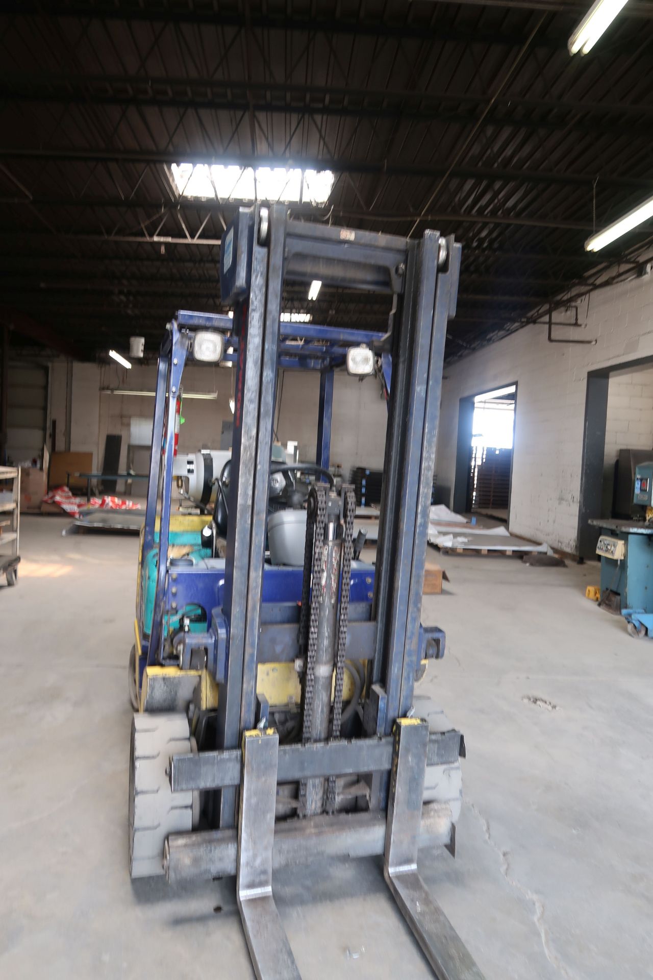 **5,000 LB. KOMATSU MODEL G25ST-12 LP GAS SOLID TIRE TOW STAGE MAST LIFT TRUCK; S/N 500768A, 128" - Image 6 of 9