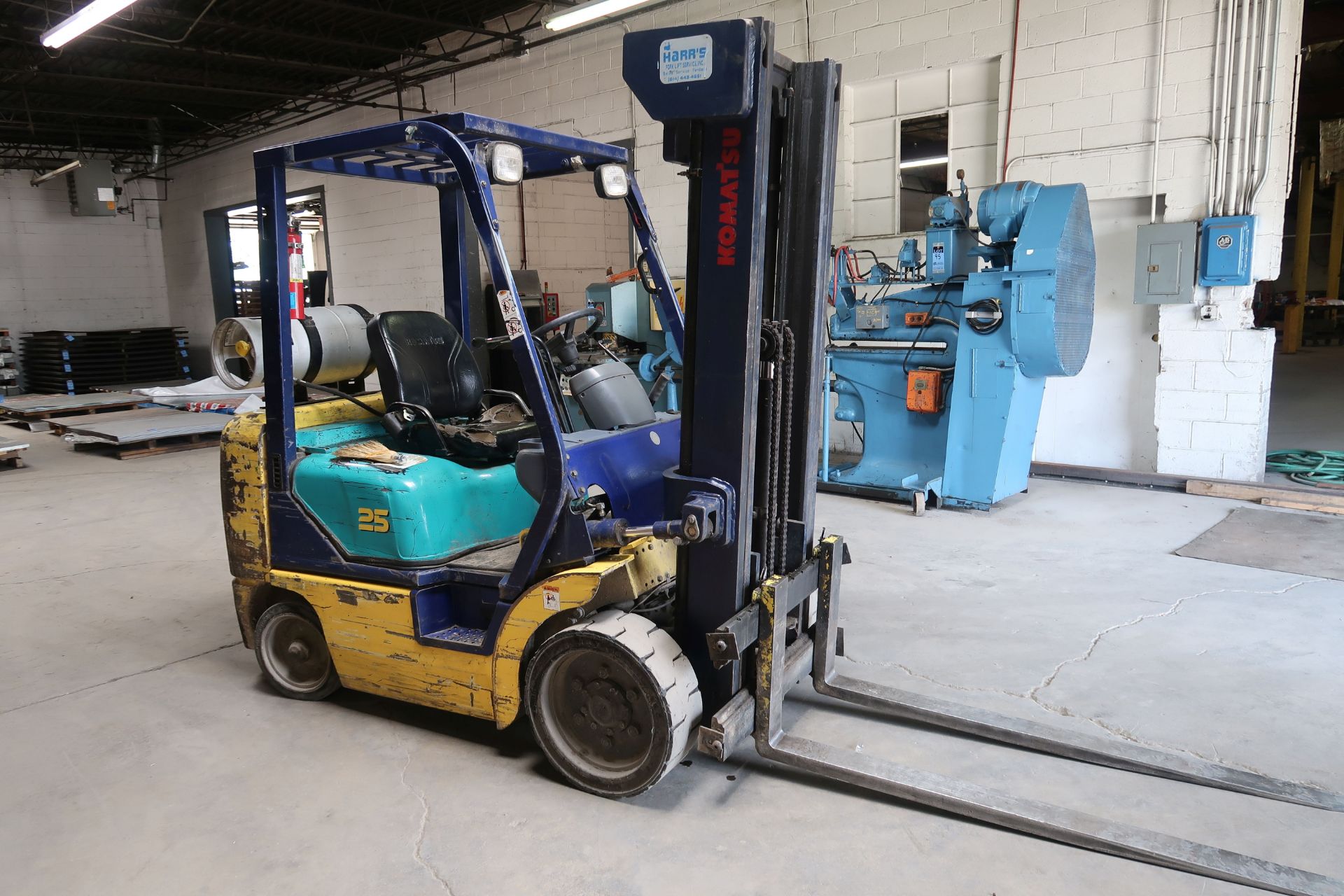 **5,000 LB. KOMATSU MODEL G25ST-12 LP GAS SOLID TIRE TOW STAGE MAST LIFT TRUCK; S/N 500768A, 128" - Image 4 of 9
