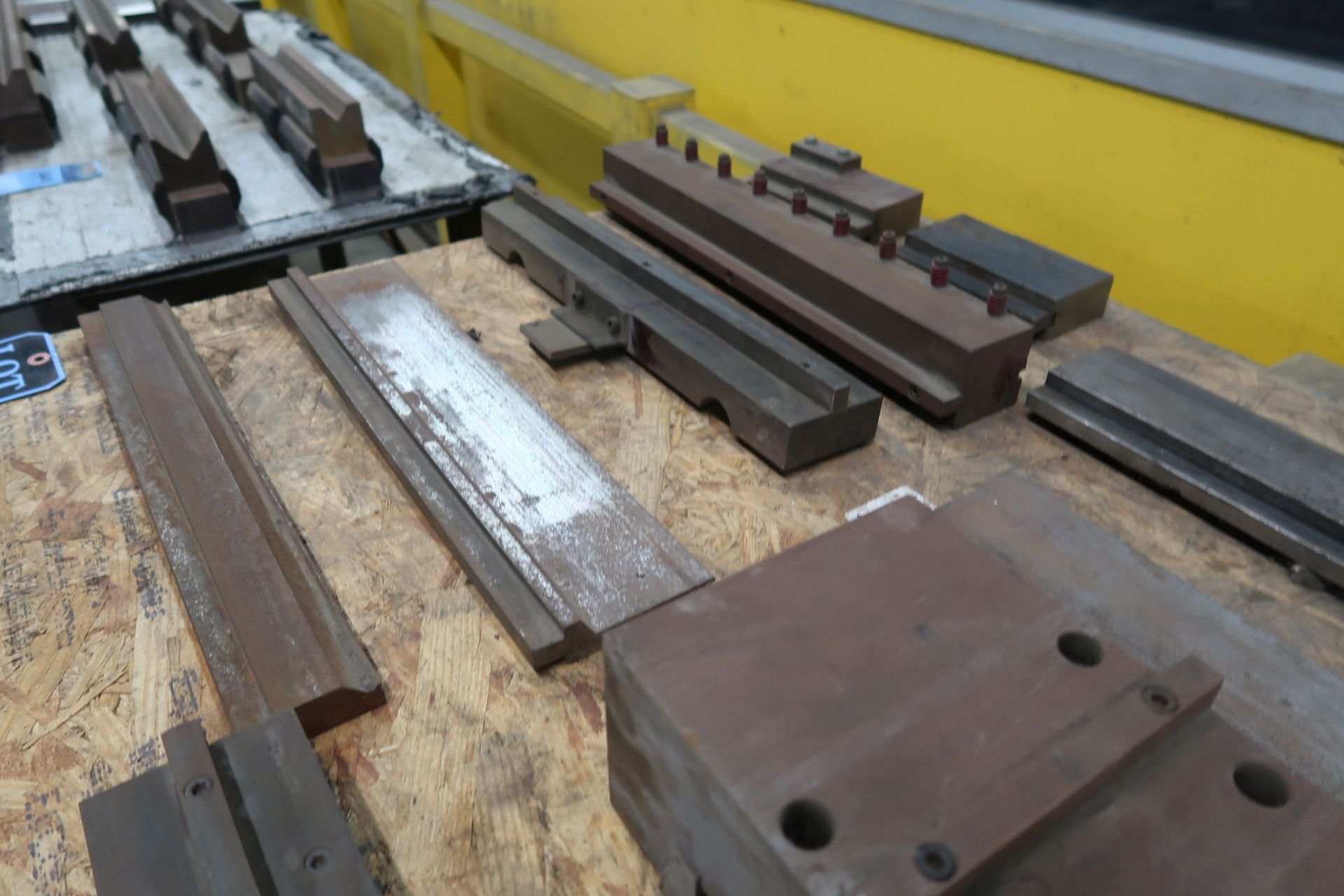 SKID MISCELLANEOUS SIZE AMADA TOP AND BOTTOM PRESS BRAKE DIES - Image 5 of 5