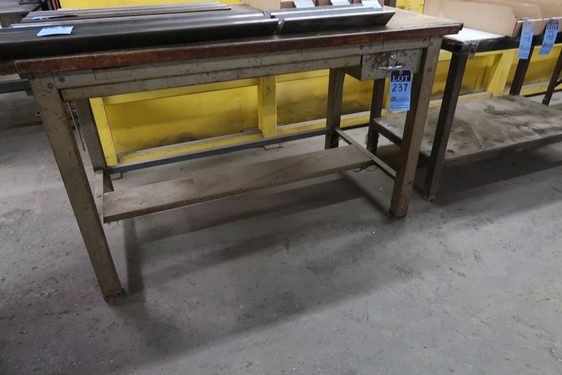 (LOT) (4) MISCELLANEOUS SIZE STEEL TABLES **NO CONTENTS** **DELAY REMOVAL - PICKUP 9-23-20**