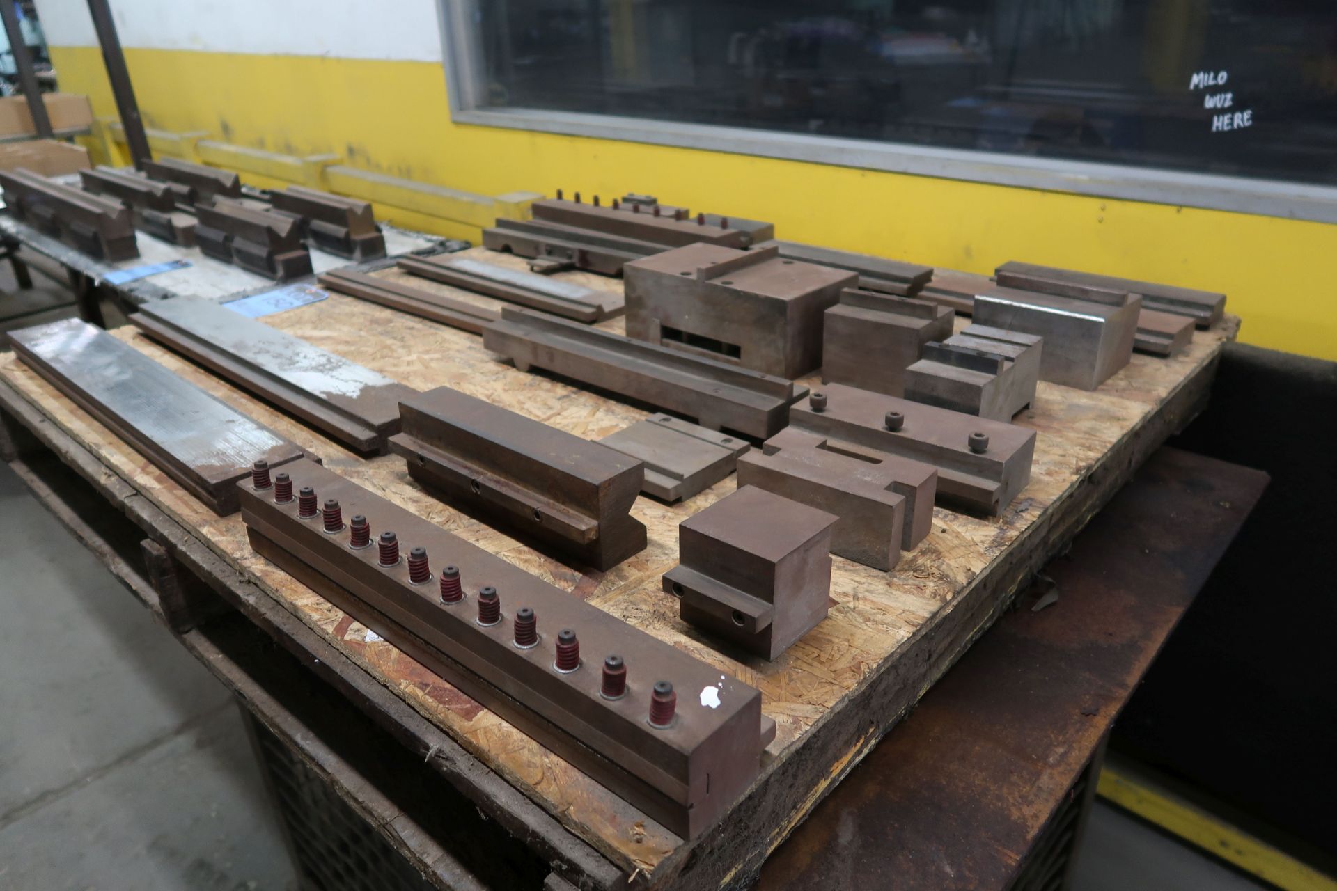 SKID MISCELLANEOUS SIZE AMADA TOP AND BOTTOM PRESS BRAKE DIES - Image 2 of 5