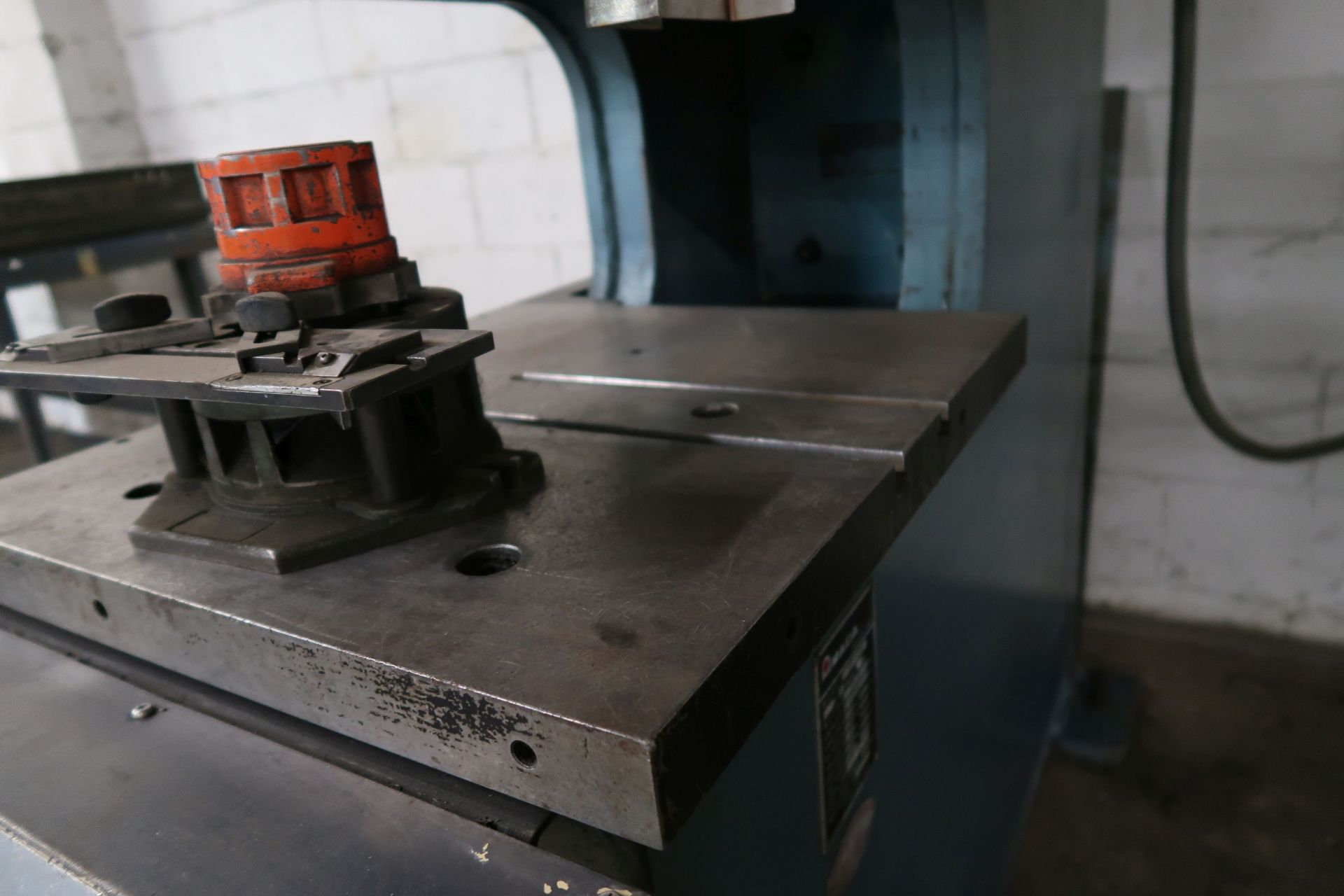 30 TON AMADA MODEL SP-30 SINGLE END HYDRAULIC PUNCH; S/N 303787, 35/64" STROKE LENGTH, 11-27/64" - Image 4 of 7