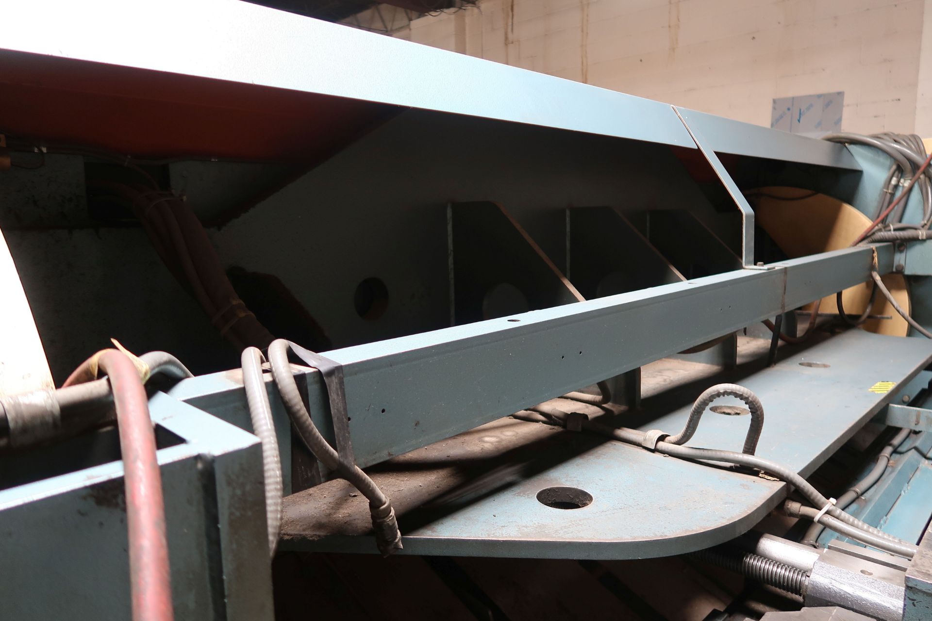 1/4" X 10' AMADA MODEL M-3060 SQUARING SHEAR; S/N 3060275 (NEW 1984), 3000/118.11 MM/INCH, 6/0.236 - Image 7 of 18