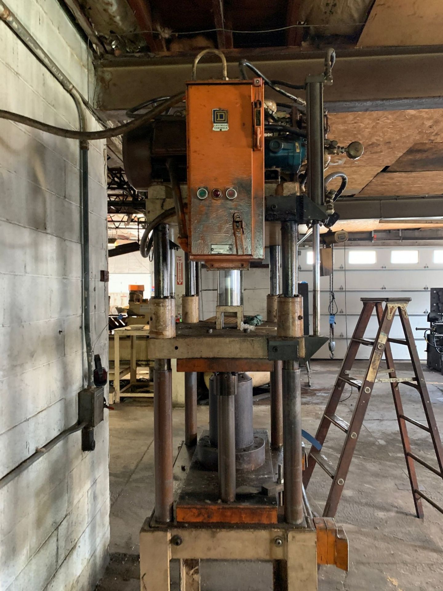 FOUR-POST HYDRAULIC PRESS 22" X 30" BED **BUYER MUST DRAIN HYDRAULICS** - Image 2 of 2