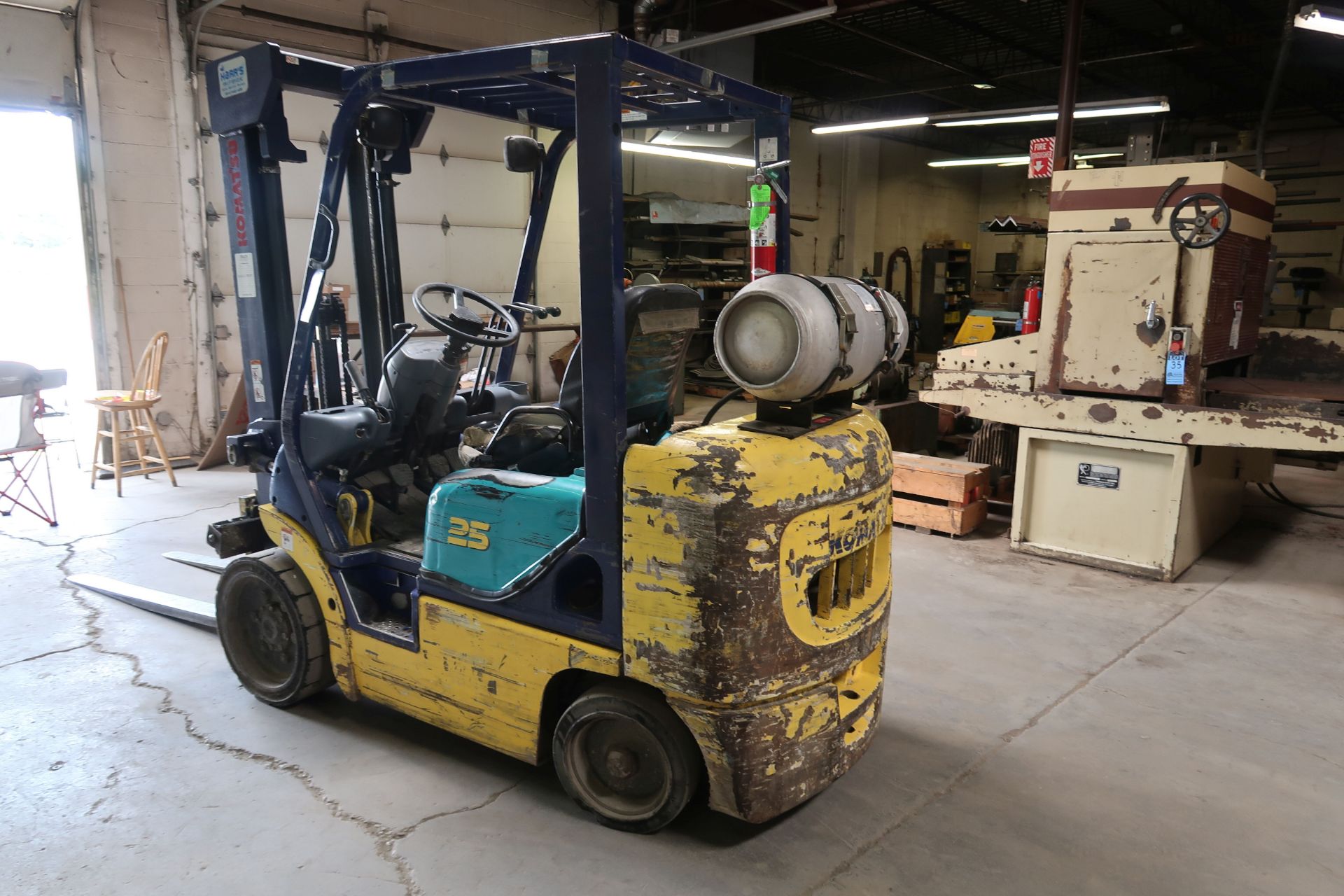 **5,000 LB. KOMATSU MODEL G25ST-12 LP GAS SOLID TIRE TOW STAGE MAST LIFT TRUCK; S/N 500768A, 128" - Image 3 of 9