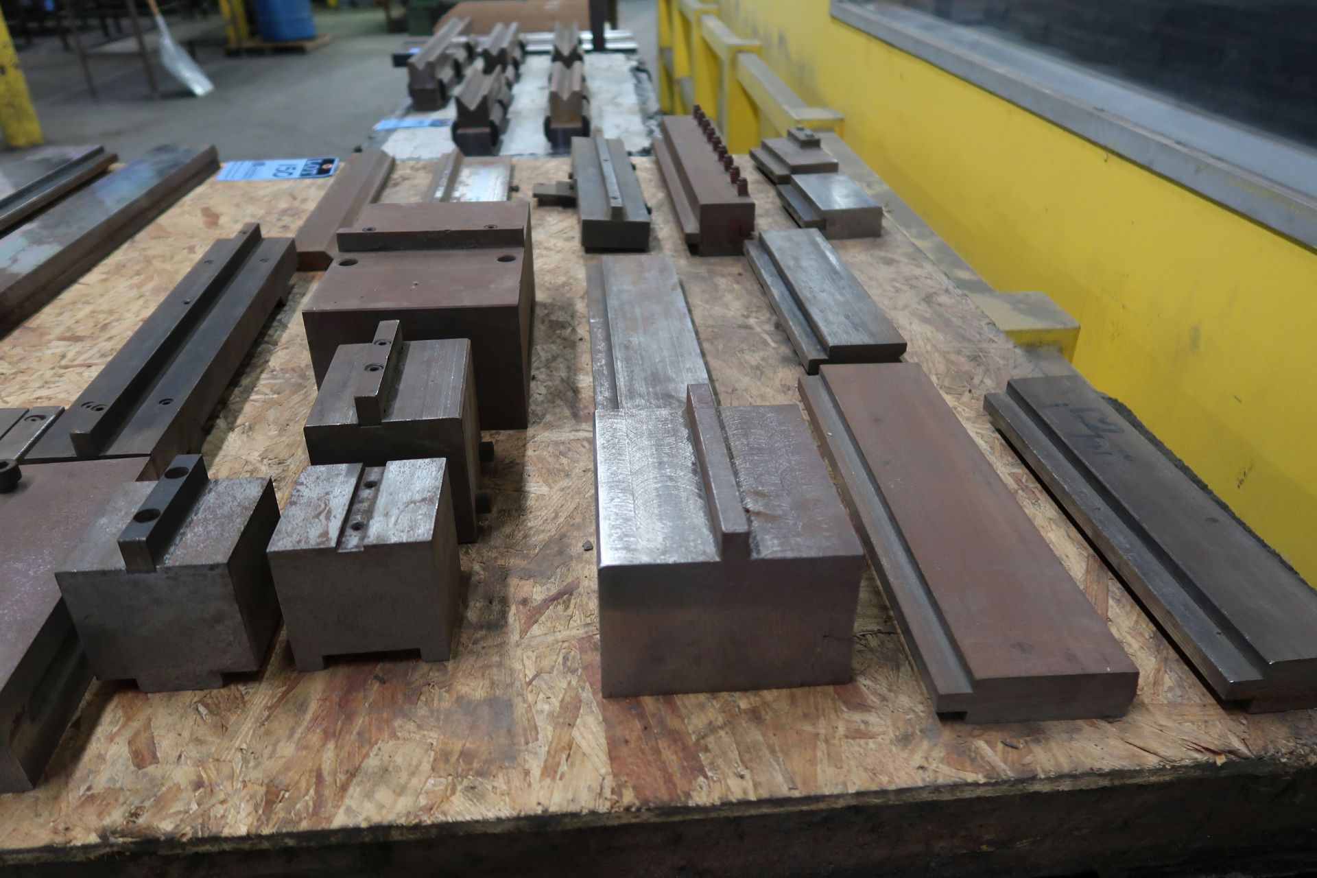 SKID MISCELLANEOUS SIZE AMADA TOP AND BOTTOM PRESS BRAKE DIES - Image 4 of 5