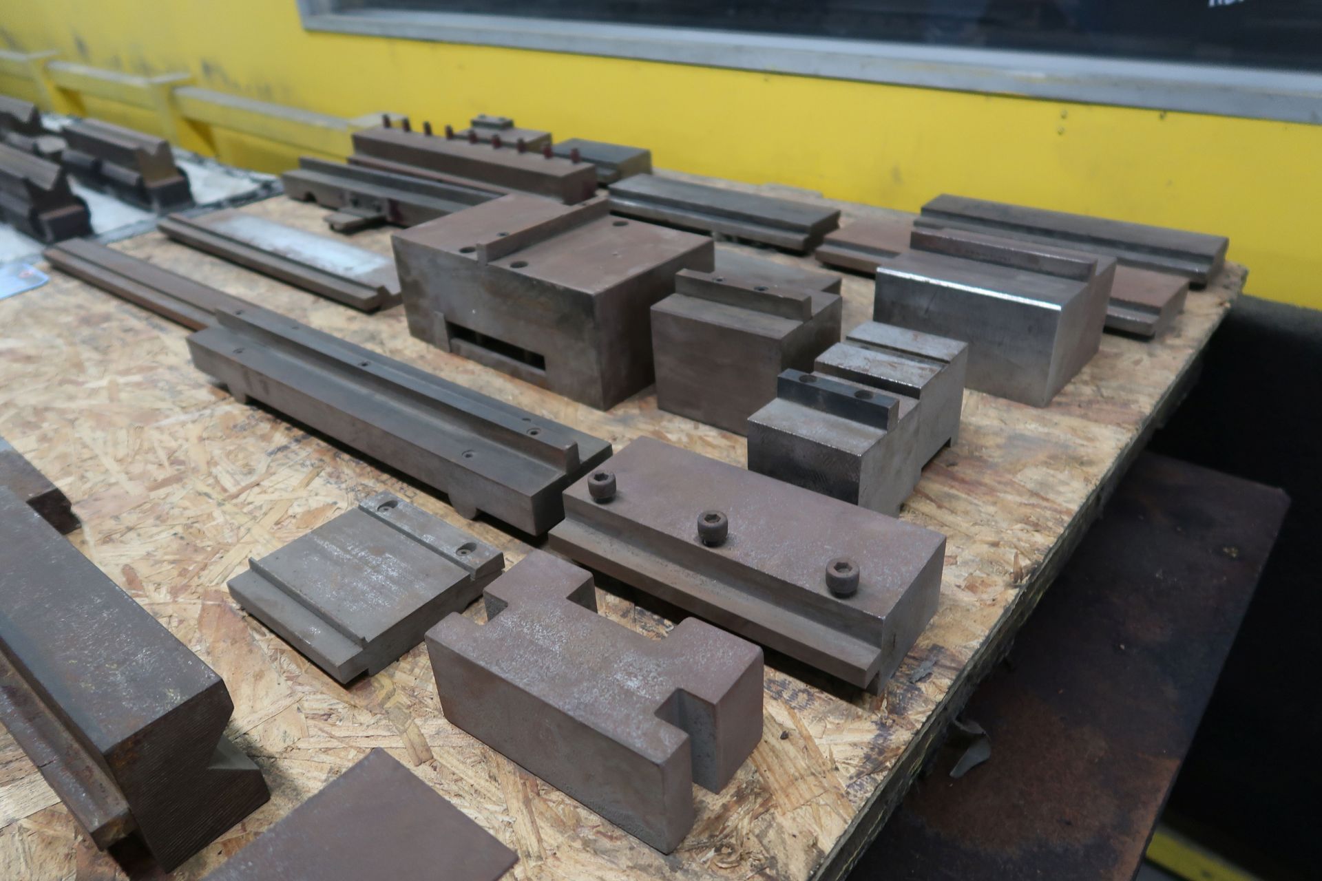 SKID MISCELLANEOUS SIZE AMADA TOP AND BOTTOM PRESS BRAKE DIES - Image 3 of 5