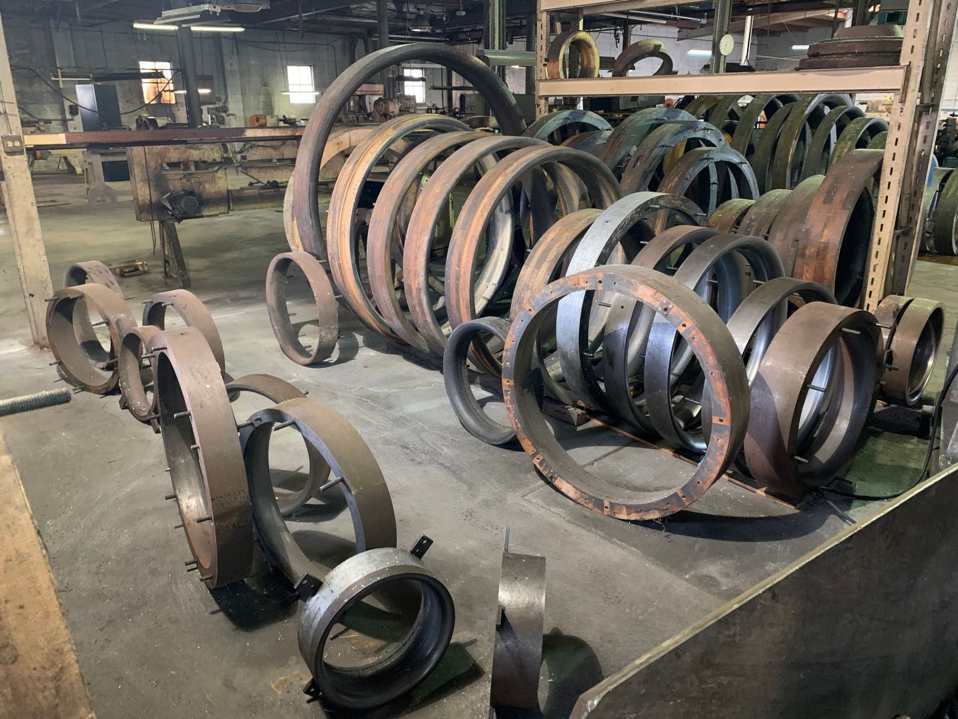 (LOT) APPROX. (70) WOOD AND STEEL CIRCULAR FORMING DIES, FROM 12" - 84" DIAMETER WITH RACKS - Image 4 of 7