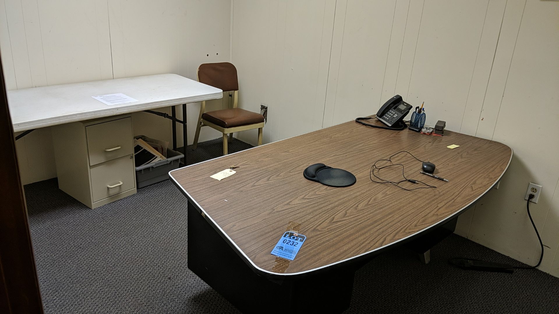 (LOT) CONTENTS OF OFFICE; DESK, FOLDING TABLE, FILE CABINET, CHAIR