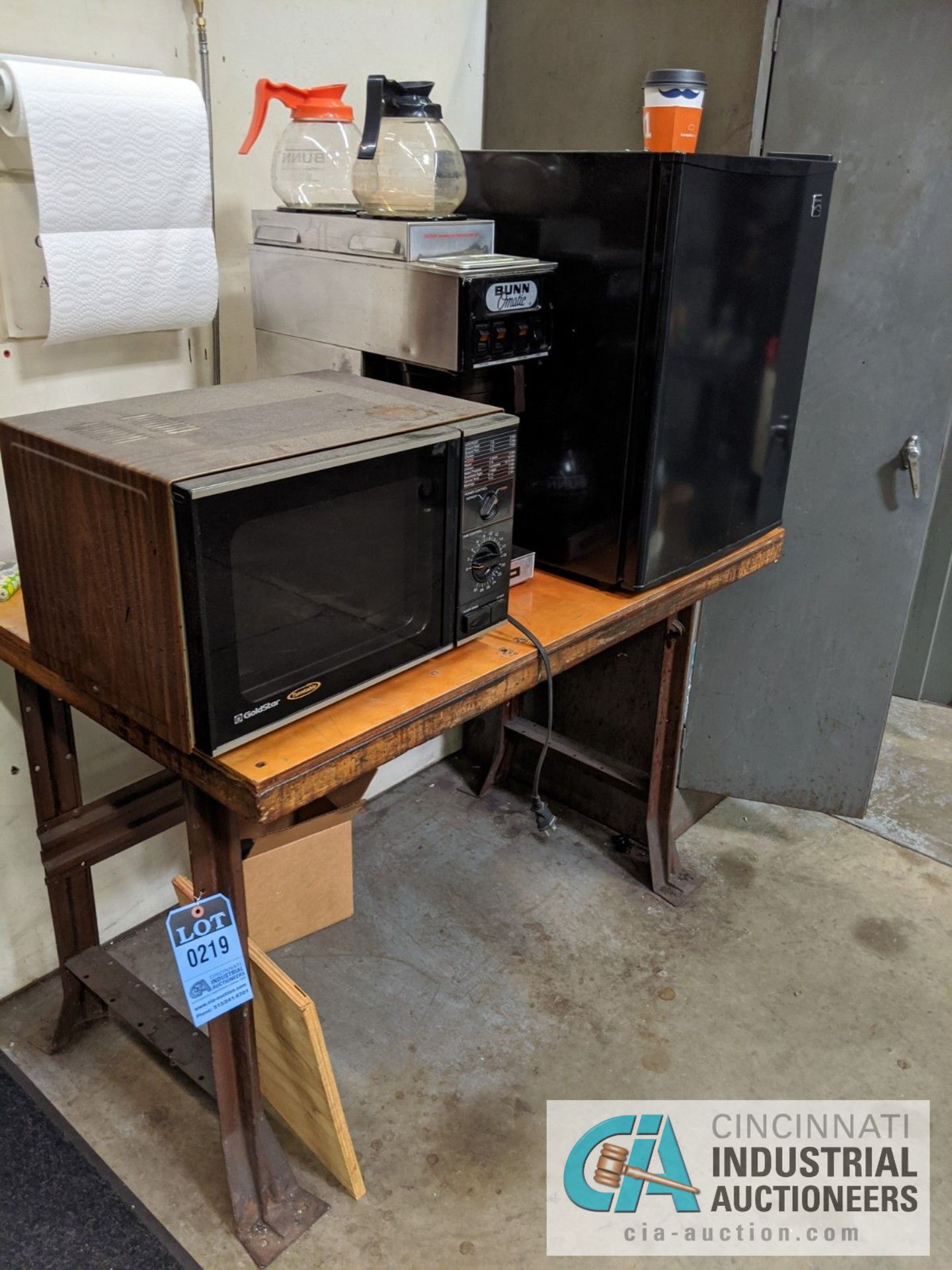 (LOT) BENCH WITH MICROWAVE, COFFEE MAKER, MINI FRIDGE