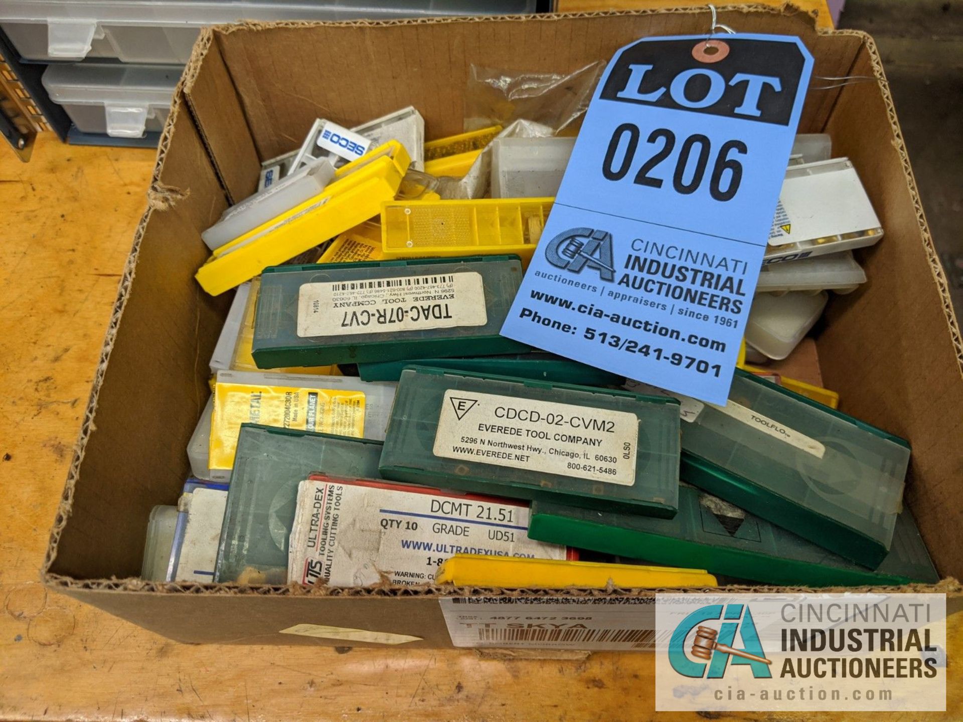 (LOT) CARBIDE INSERTS IN BOX AND (2) INDEXES