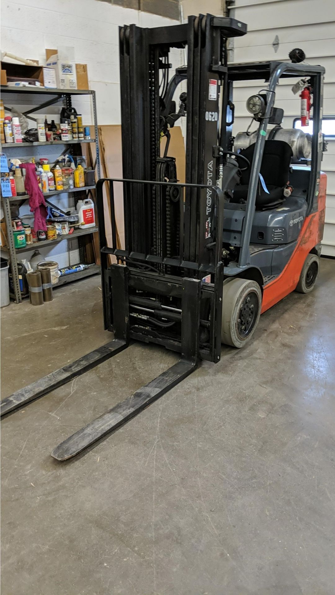 6,000 LB. TOYOTA MODEL 8FGCU309 LP GAS CUSHION TIRE LIFT TRUCK; S/N 65007, 3-STAGE MAST, 187"