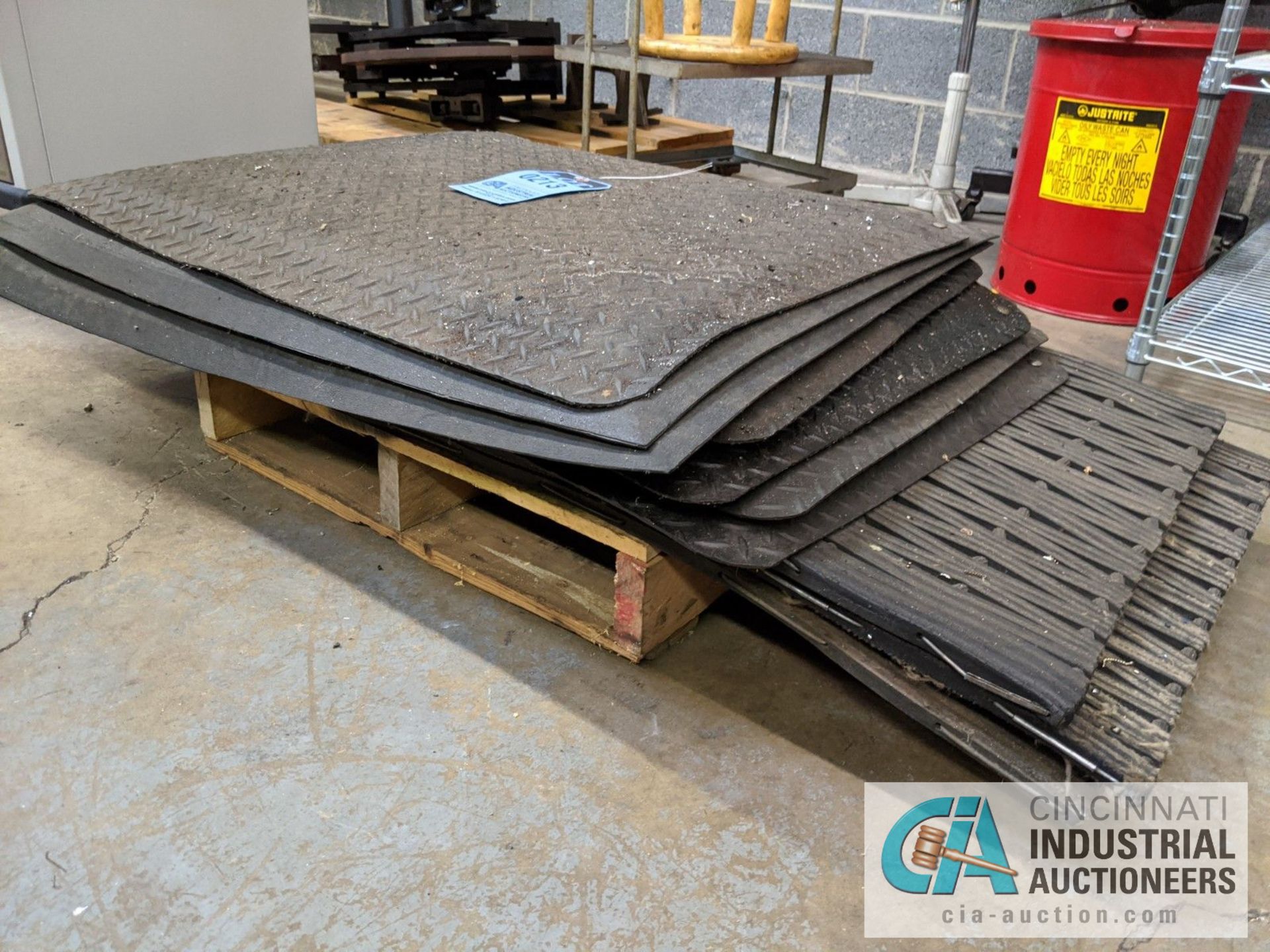 (LOT) COMFORT MATS