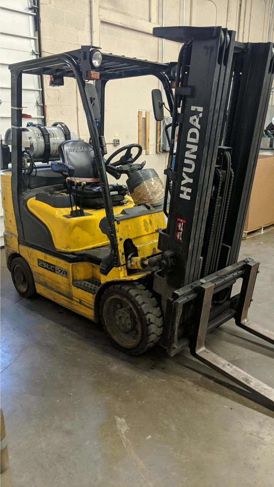 5,000 LB. HYUNDAI MODEL 25LC-7A LP GAS CUSHION TIRE LIFT TRUCK; S/N HHKHHC08KF0000863, 185" LIFT, - Image 3 of 9