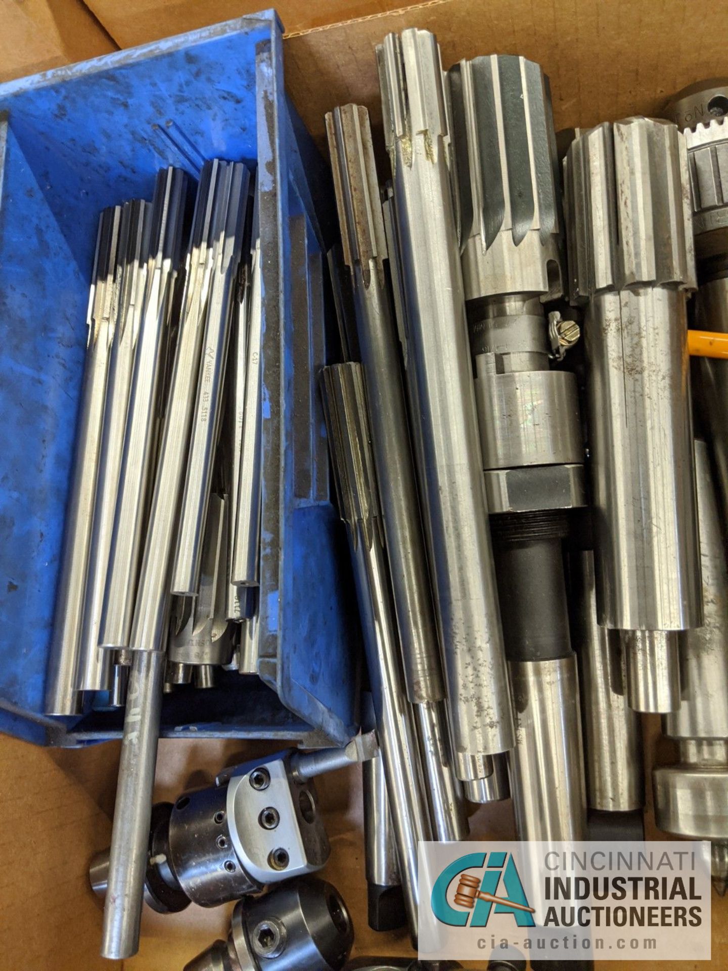 (LOT) BOX OF TOOLING; REAMERS, DRILL CHUCKS, LIVE CENTERS, ADJUSTABLE BORING HEADS - Image 4 of 4