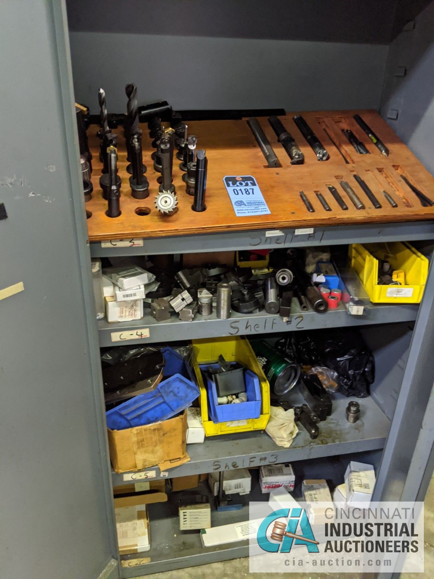 (LOT) CABINET WITH LATHE TOOLING; MOSTLY BORING BARS AND HARDWARE