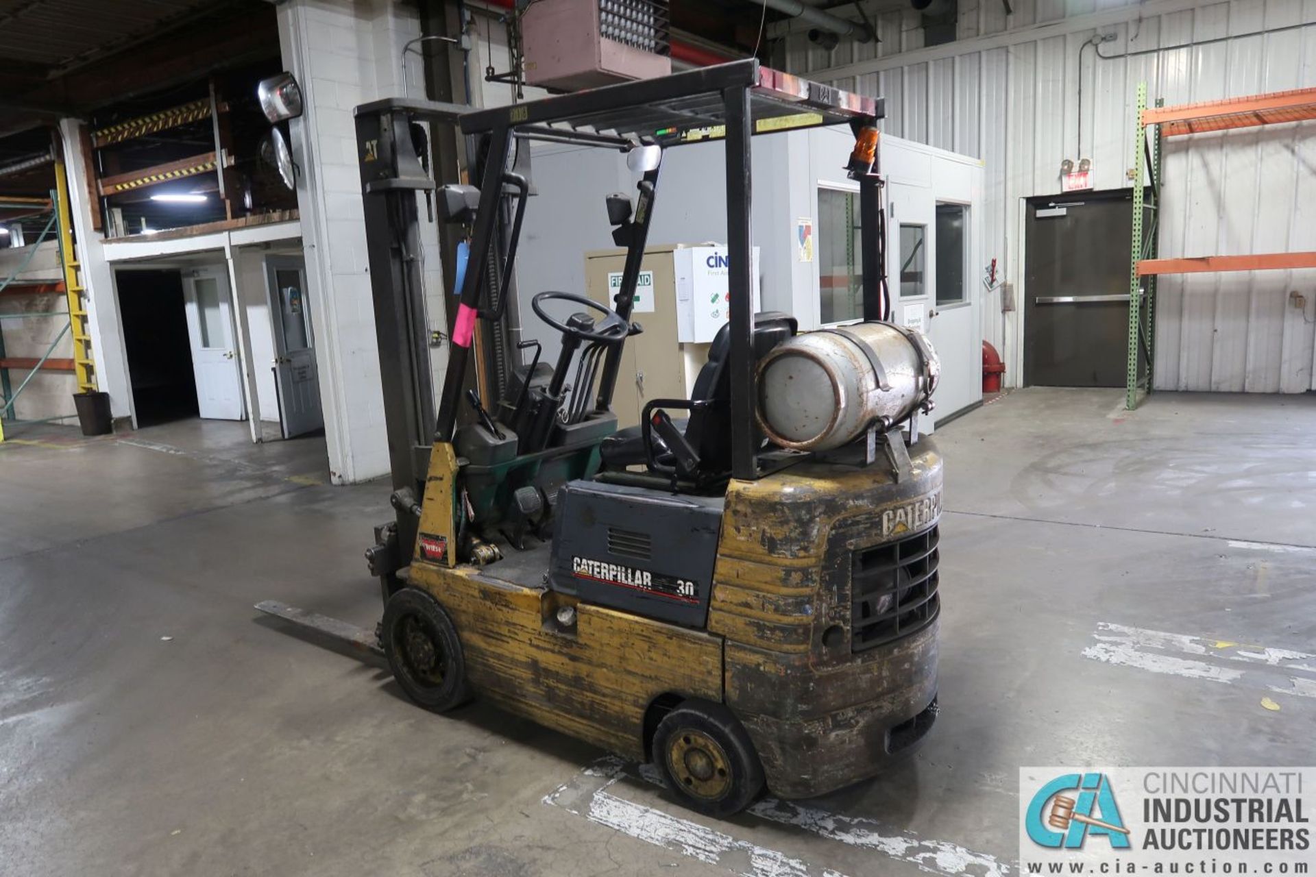 3,000 LB. CAPACITY CATERPILLAR MODEL GC15 LP GAS SOLID TIRE LIFT TRUCK; S/N 2EM00645, SIDE SHIFT, - Image 4 of 15