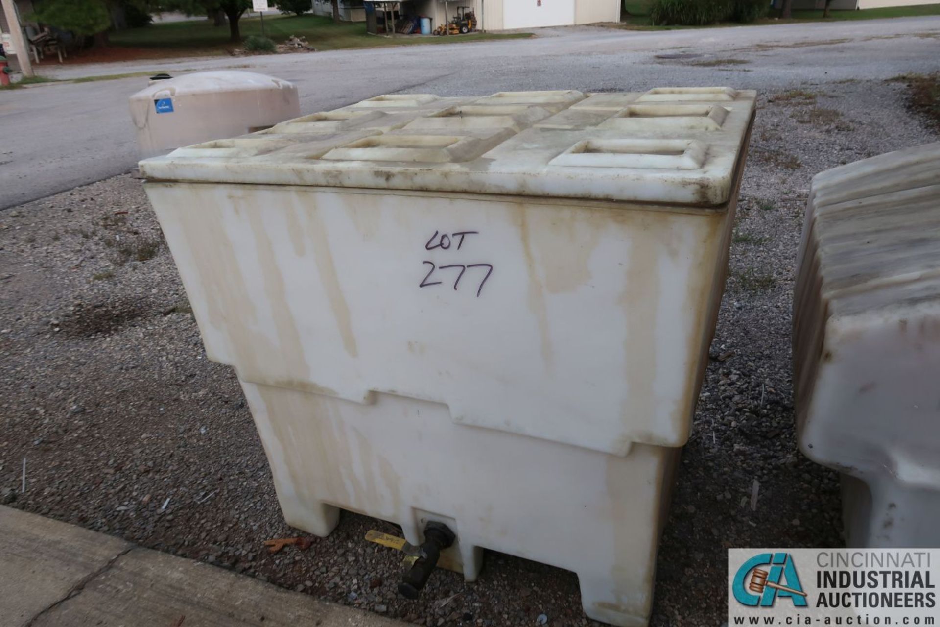 VARIOUS SIZE PLASTIC WASTE OIL TANKS - Image 4 of 6