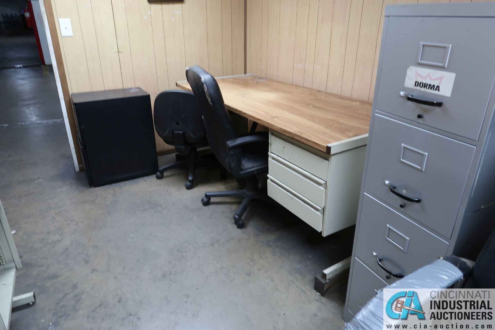 (LOT) DESKS, CHAIRS AND FILE CABINETS **NO AC UNIT** - Image 3 of 3