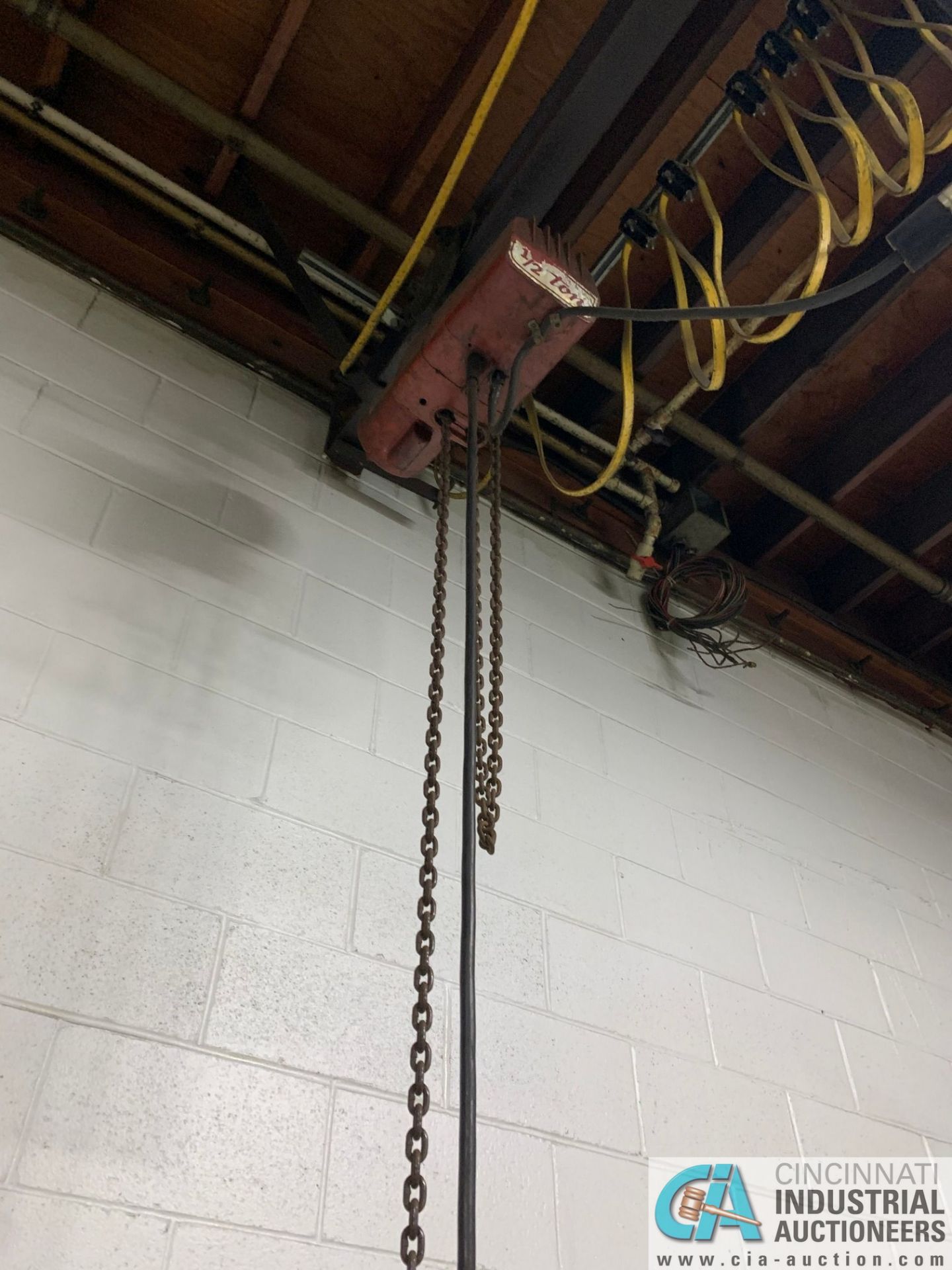 1/2 HP DAYTON PENDANT CONTROL CHAIN HOIST WITH TROLLEY