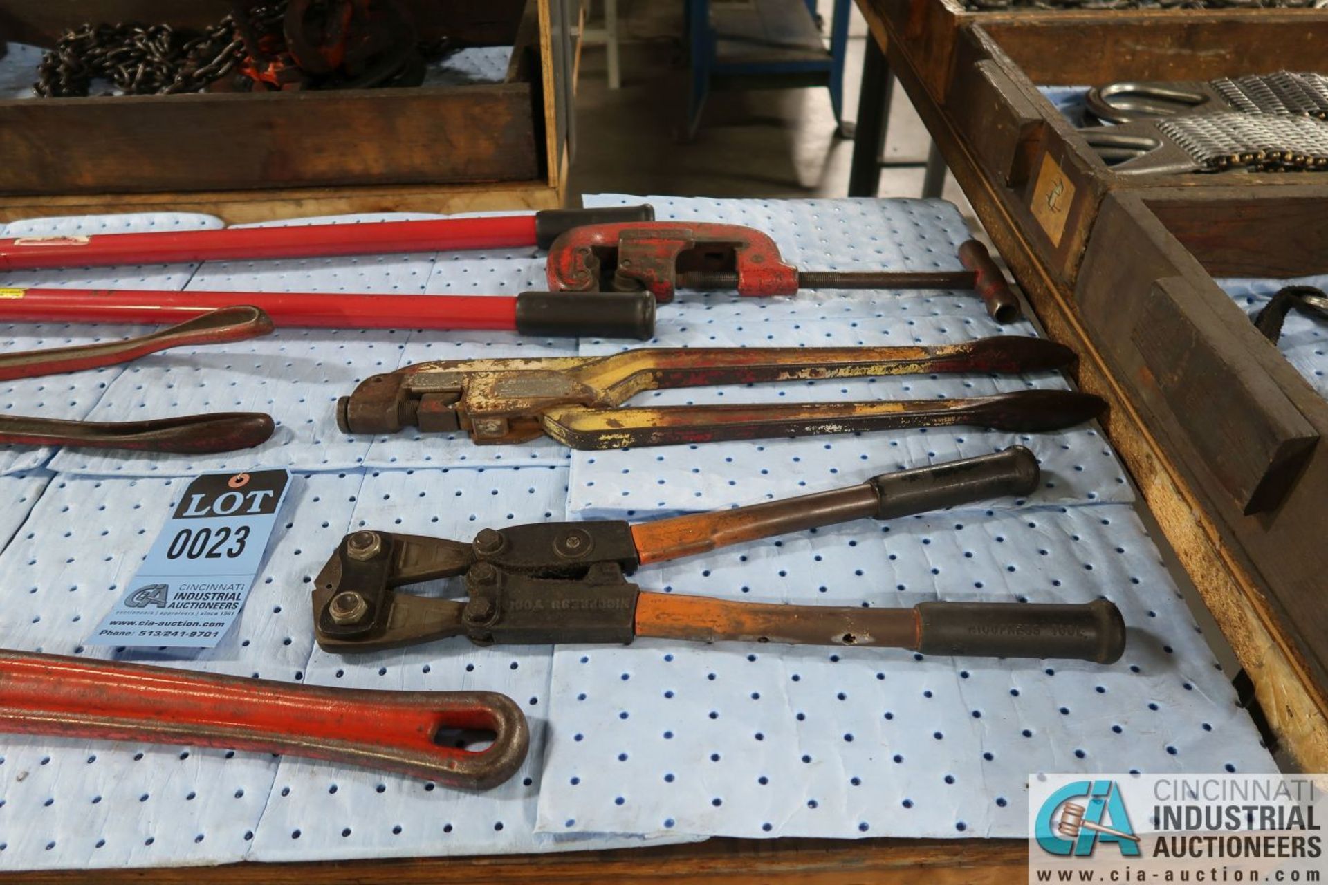 (LOT) PIPE WRENCH, BOLT CUTTERS, CRIMPERS, PIPE CUTTERS AND PALLET PULLERS - Image 3 of 4