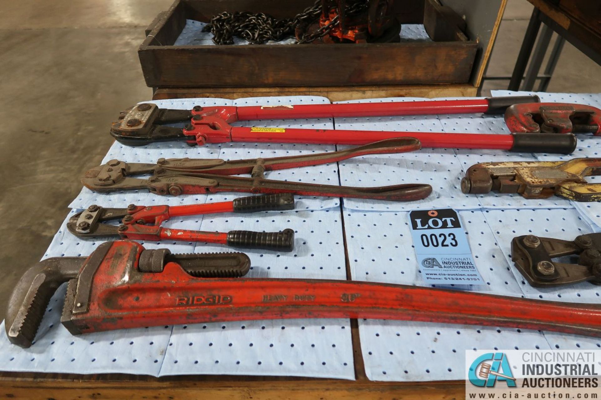 (LOT) PIPE WRENCH, BOLT CUTTERS, CRIMPERS, PIPE CUTTERS AND PALLET PULLERS - Image 2 of 4