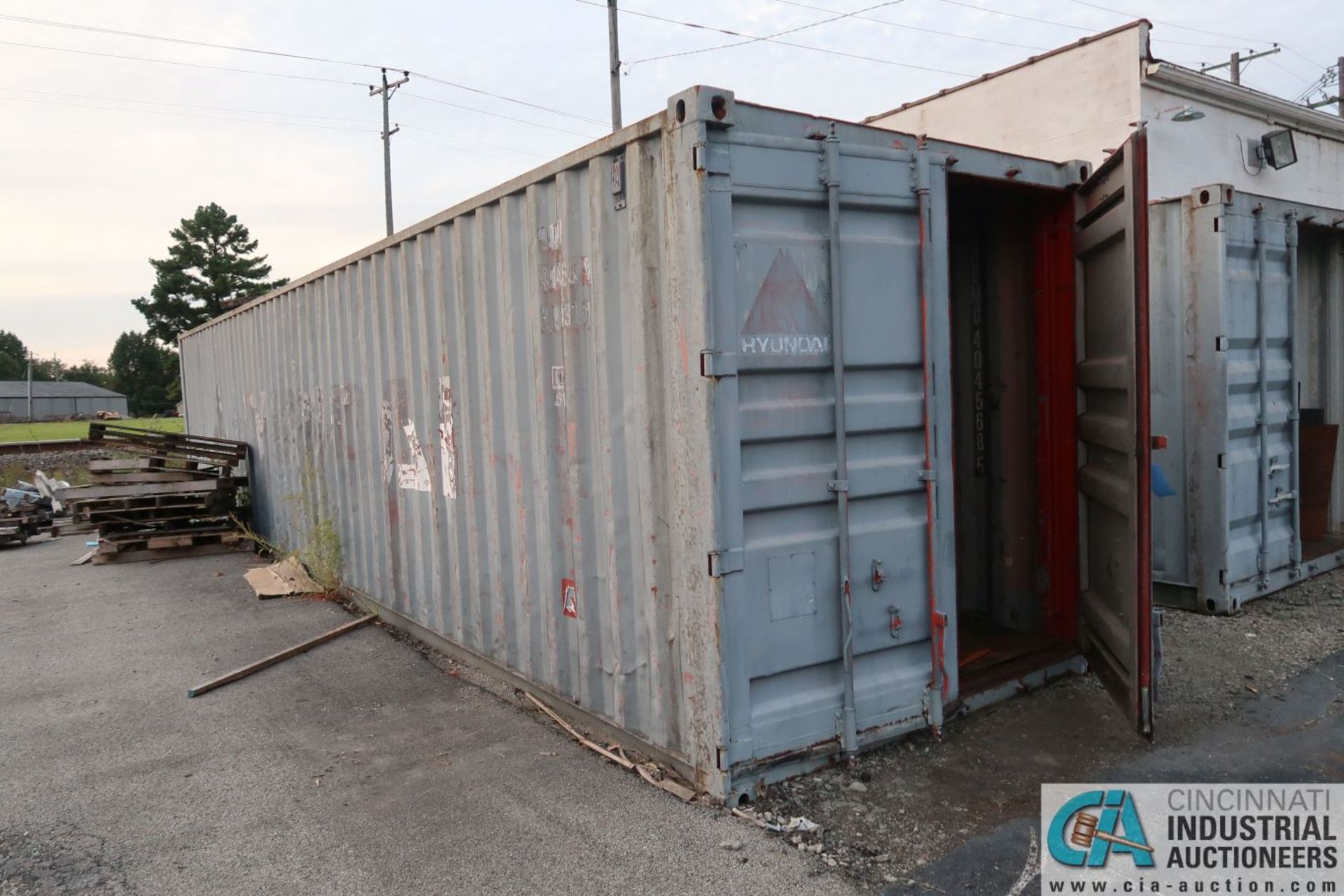 40' SHIPPING CONTAINER