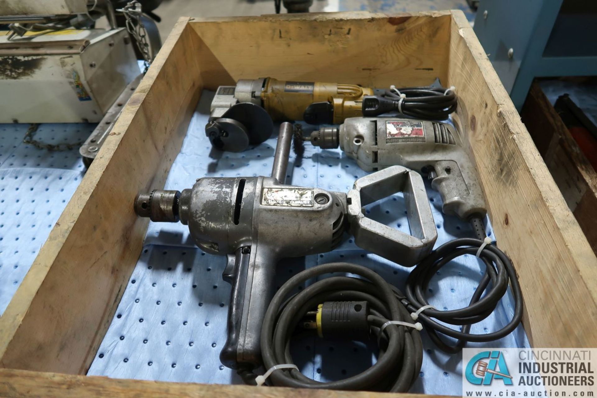 (LOT) (20 ELECTRIC DRILLS AND 12 GA. SHEAR