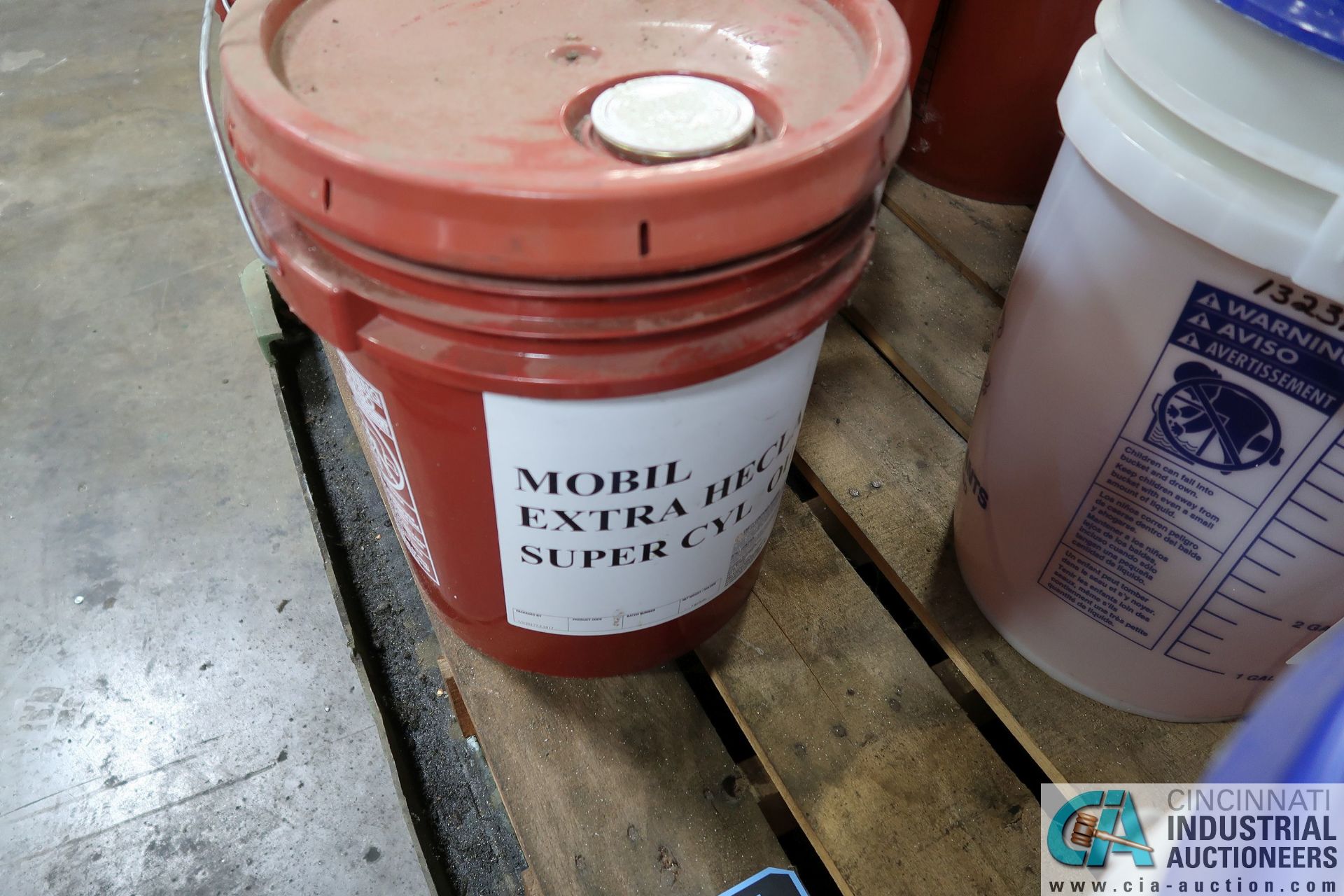 (LOT) (5) FIVE-GALLON BUCKETS ENLUBE 15-AW, (5) FIVE-GALLON BUCKETS MOBIL MISC TYPE HYDRAULIC - Image 4 of 4