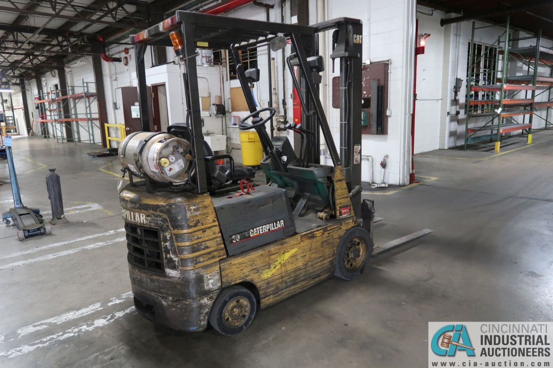 3,000 LB. CAPACITY CATERPILLAR MODEL GC15 LP GAS SOLID TIRE LIFT TRUCK; S/N 2EM00645, SIDE SHIFT, - Image 5 of 15