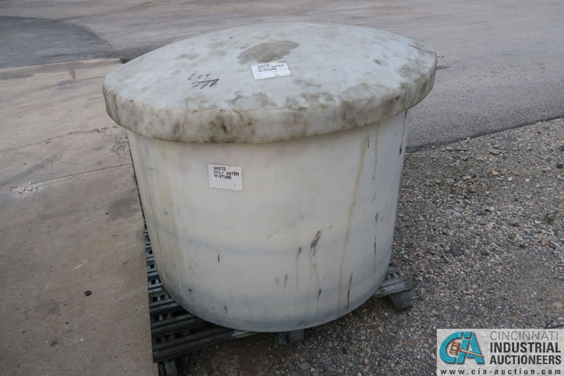 VARIOUS SIZE PLASTIC WASTE OIL TANKS - Image 5 of 6