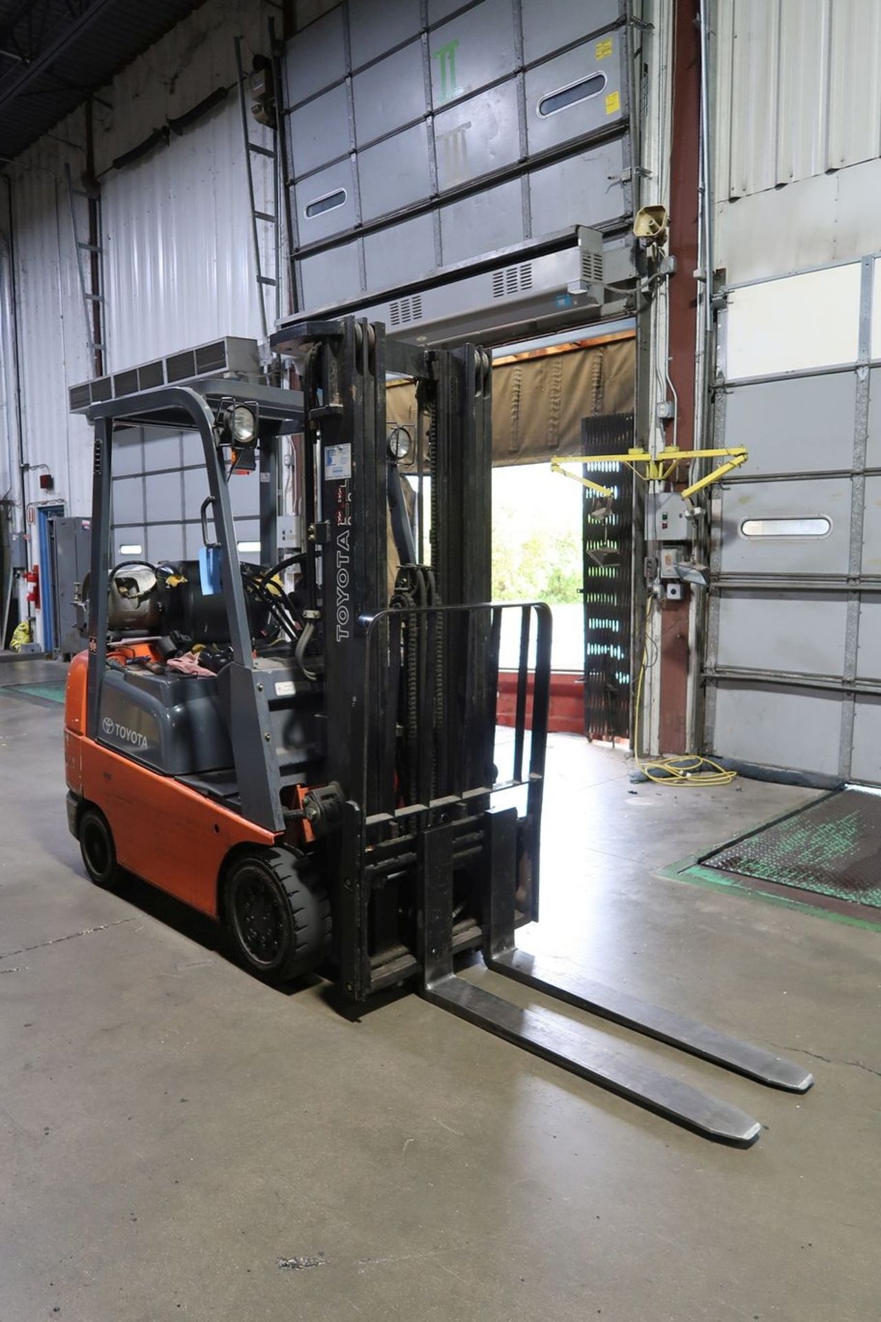 **3,500 LB. TOYOTA MODEL 7FGCSU20 LP GAS SOLID TIRE LIFT TRUCK; S/N 66110-0338, 3-STAGE MAST, 82" - Image 2 of 8