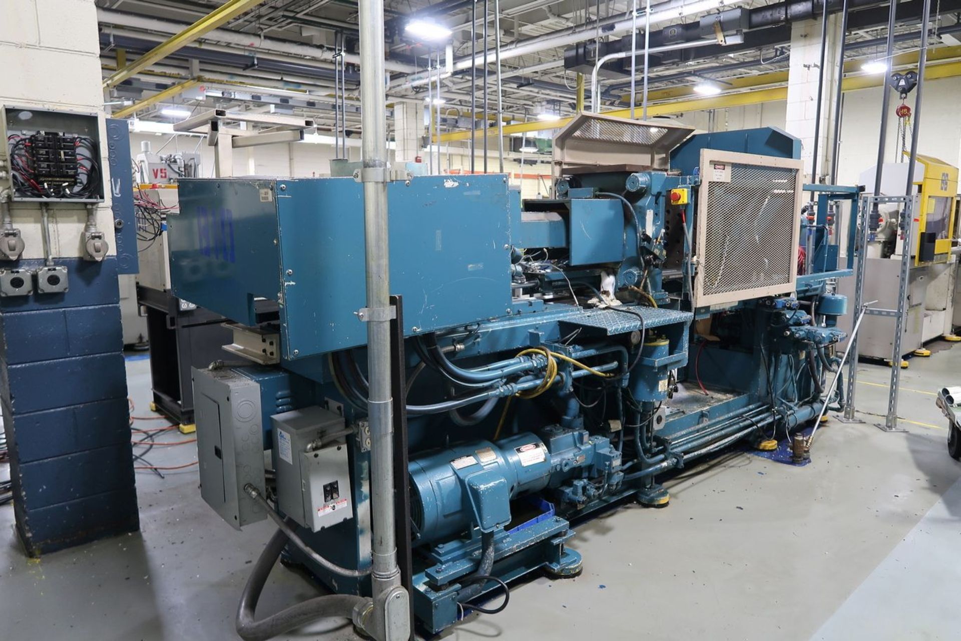 90-TON X 4.8-OZ. TOSHIBA MODEL 1SF90PSII-2B PLASTIC INJECTION MOLDING MACHINE (1992) - Image 3 of 16