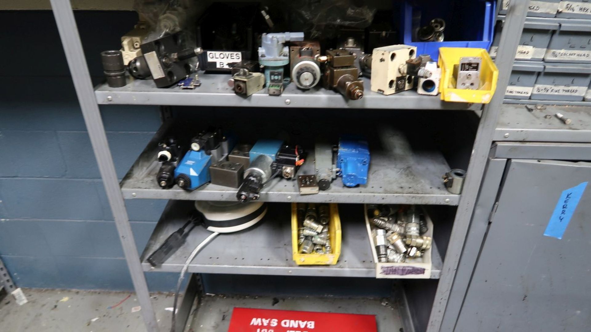 (LOT) CONTENTS OF MAINTENANCE ROOM INCLUDING LIGHTING, HYDRAULIC HOSE, HARDWARE, CONNECTORS, - Image 8 of 18