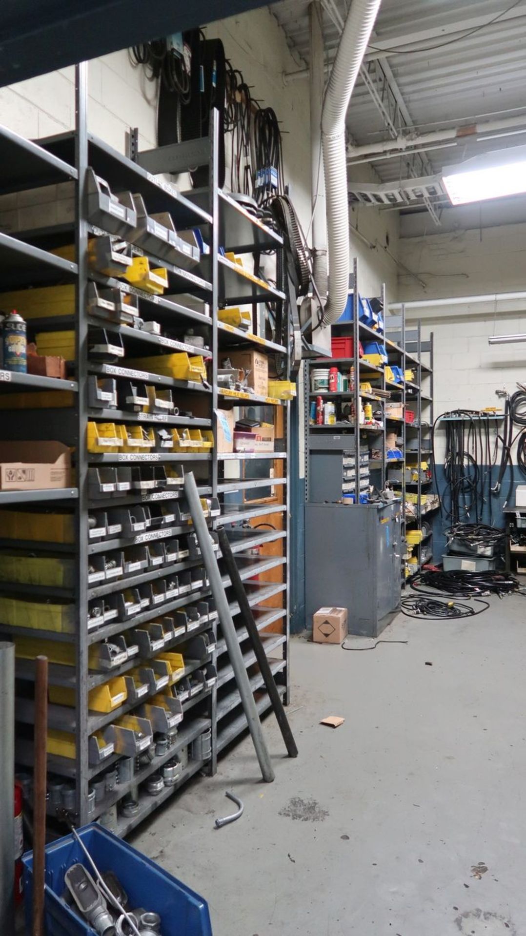 (LOT) CONTENTS OF MAINTENANCE ROOM INCLUDING LIGHTING, HYDRAULIC HOSE, HARDWARE, CONNECTORS, - Image 3 of 18