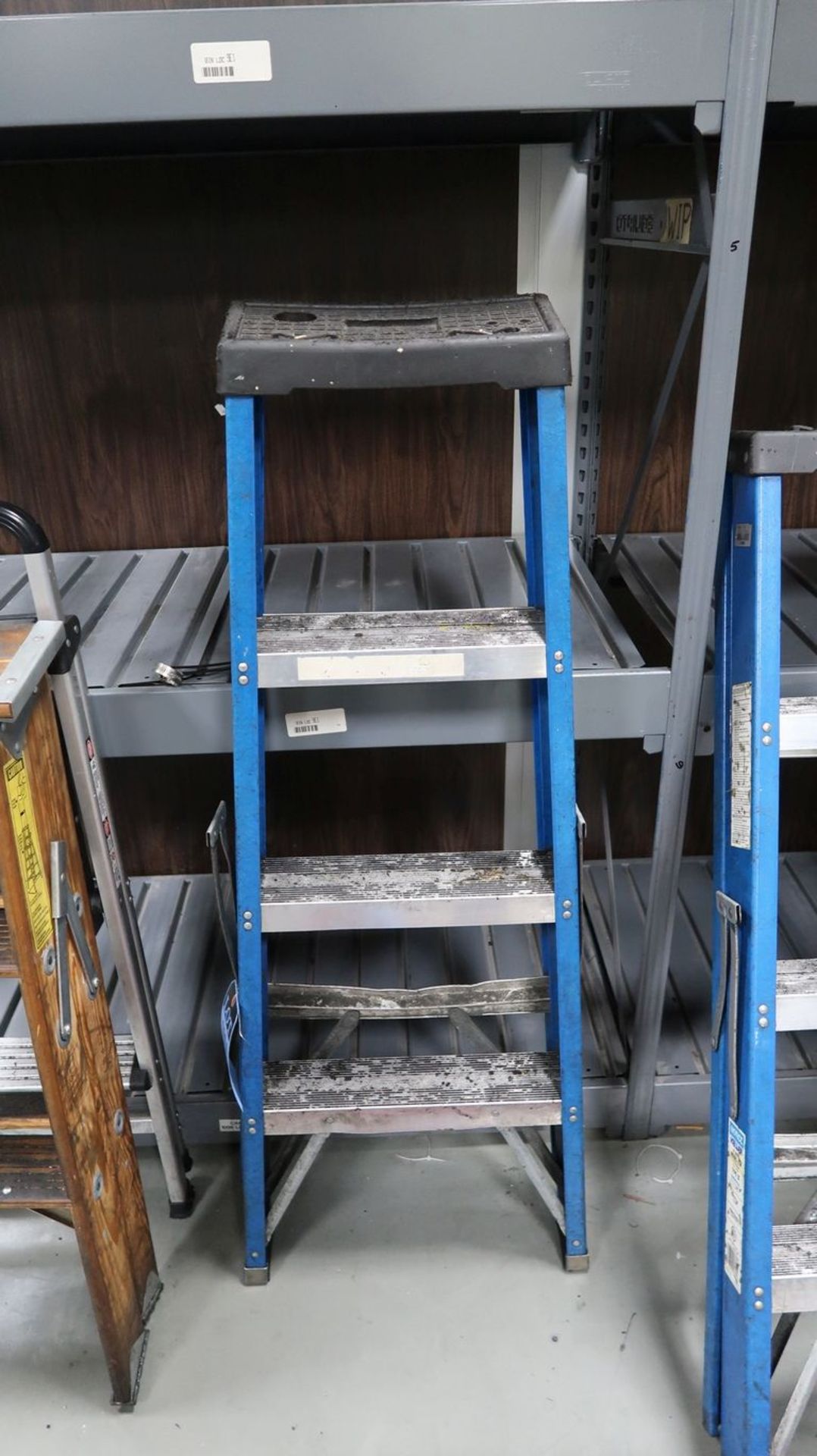 4" KELLER FIBERGLASS LADDER