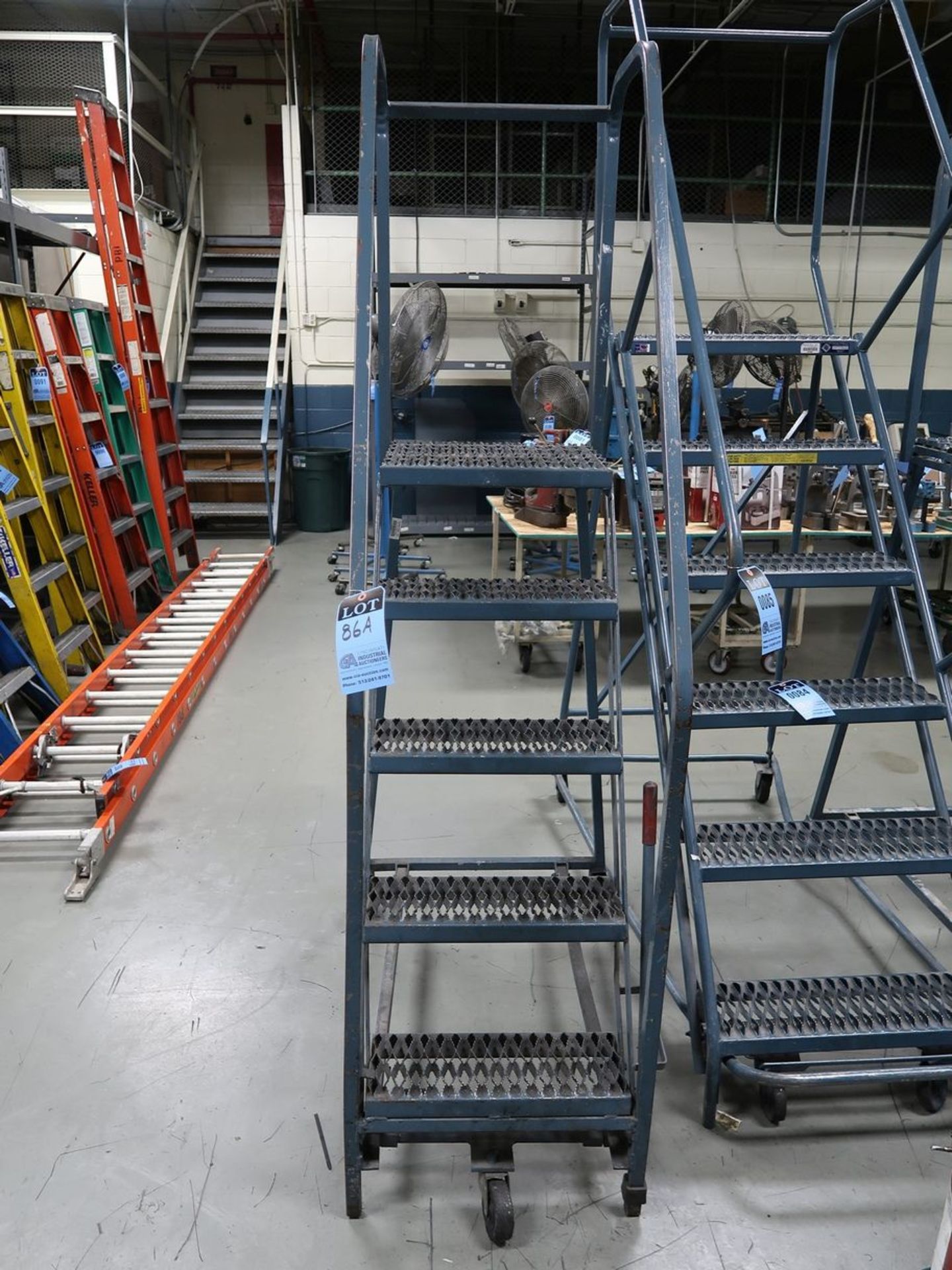 4' PORTABLE SHOP LADDER - Image 2 of 2