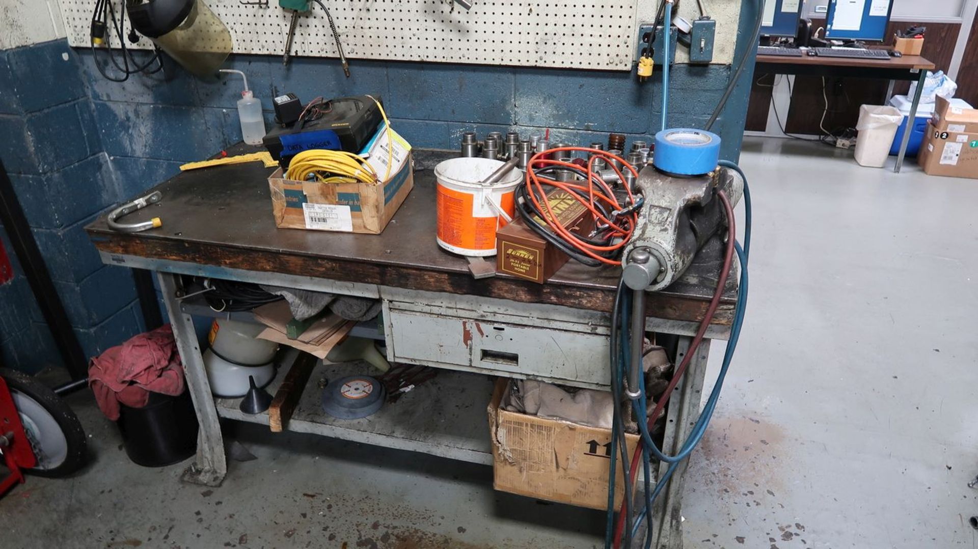 (LOT) CONTENTS OF MAINTENANCE ROOM INCLUDING LIGHTING, HYDRAULIC HOSE, HARDWARE, CONNECTORS, - Image 4 of 18