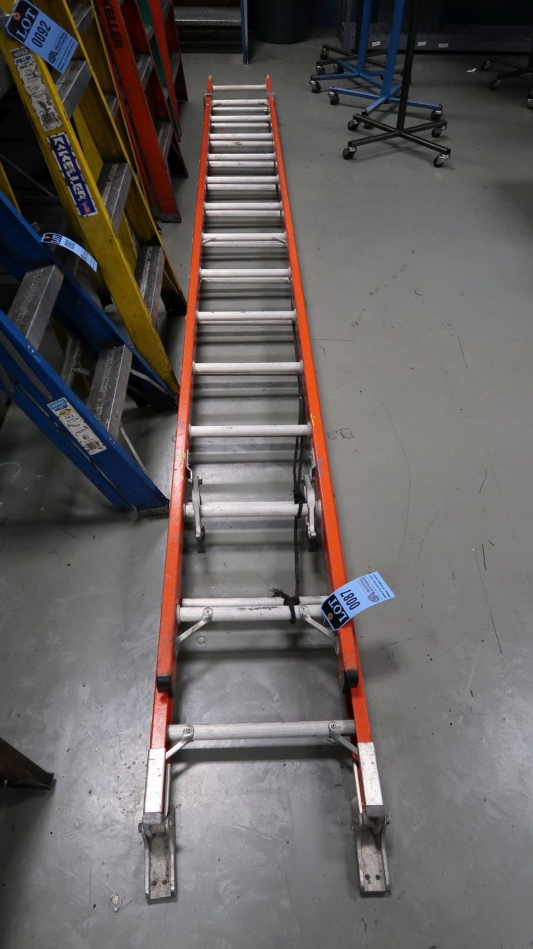 28' LOUISVILLE FIBERGLASS EXTENSION LADDER