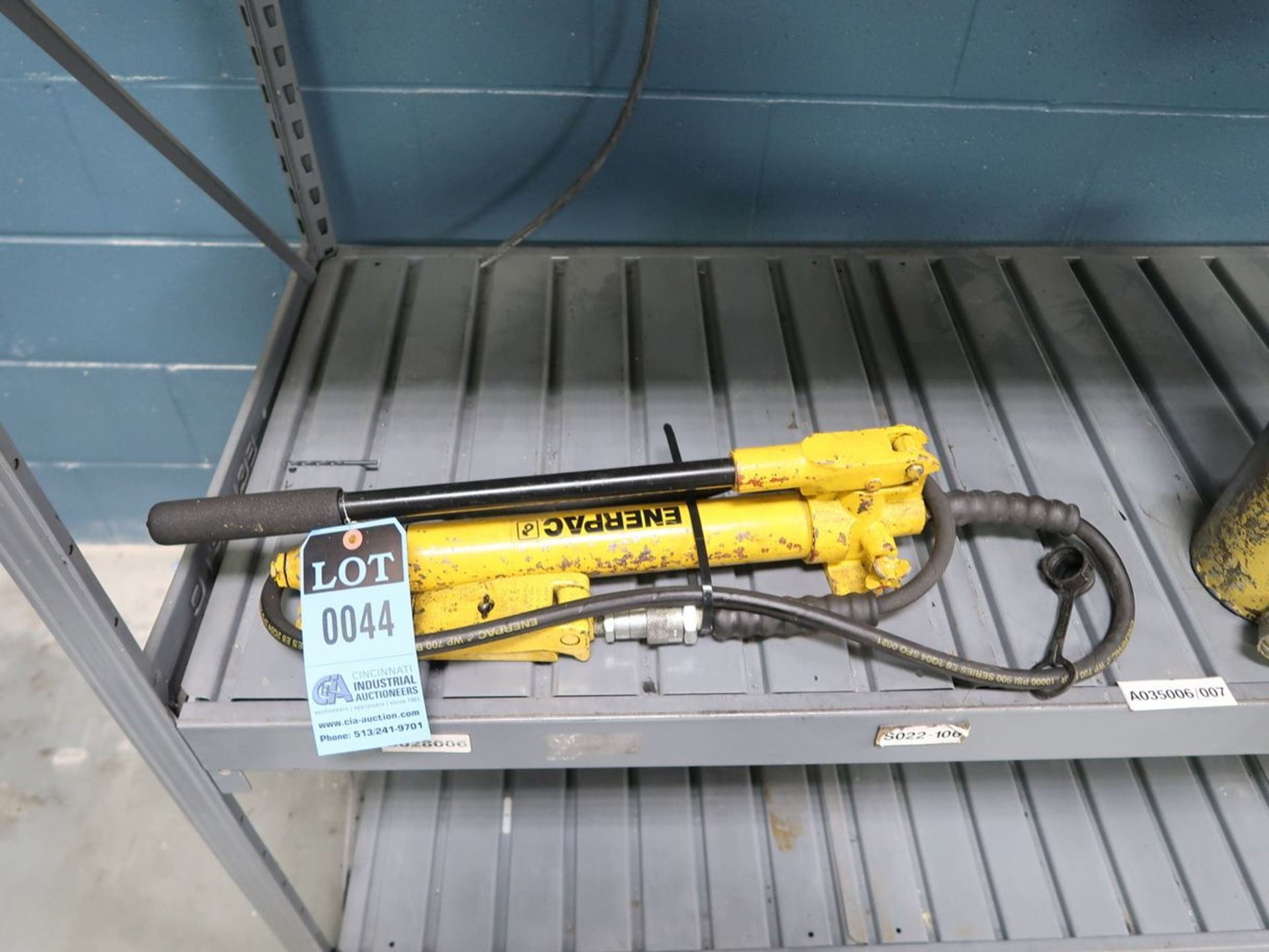 ENERPAC P-39 HYDRAULIC HAND PUMP WITH 1 TON HYDRAULIC JACK