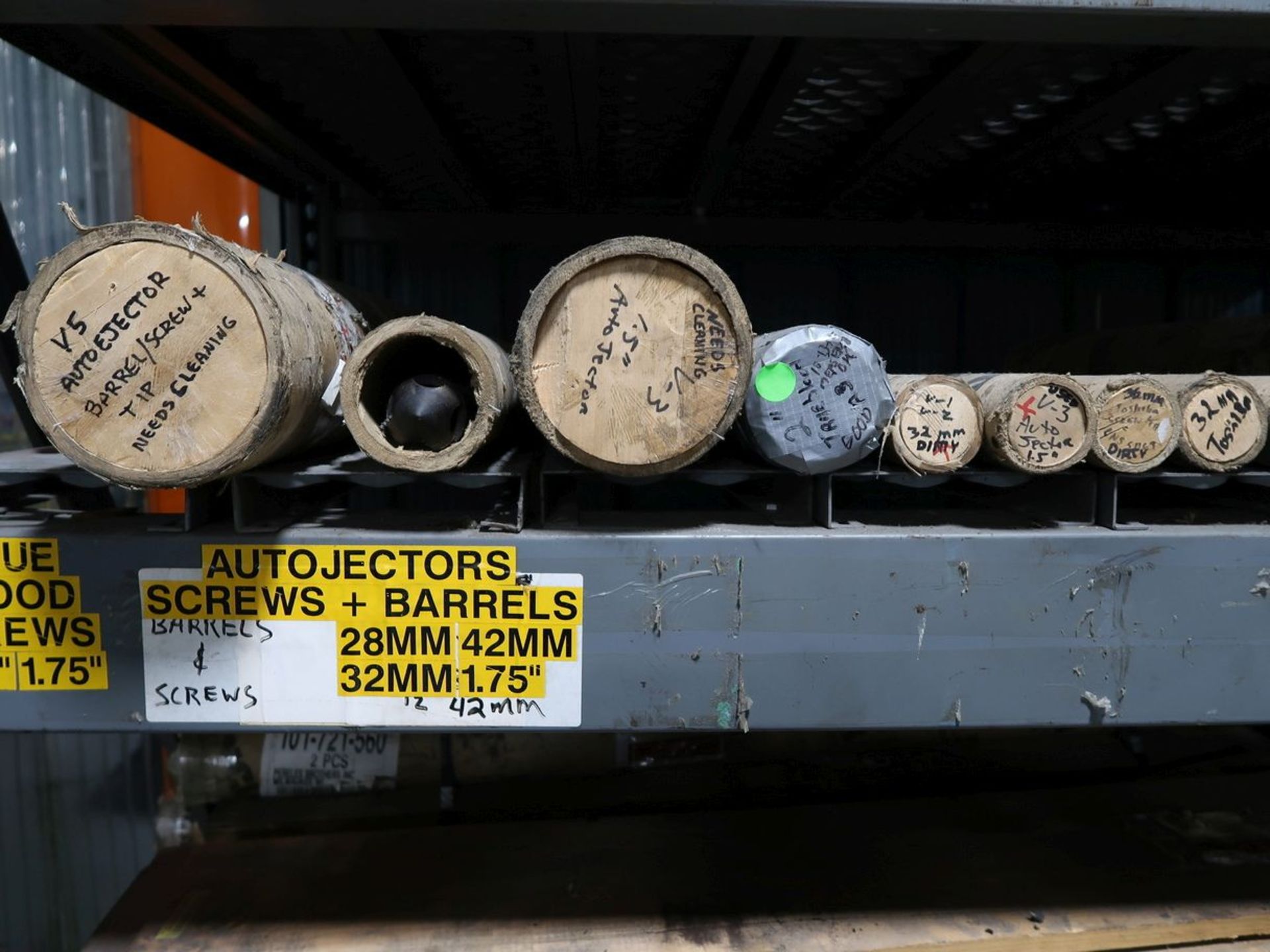 (LOT) PLASTIC INJECTION MOLDING MACHINE BARRELS & SCREWS - Image 2 of 10