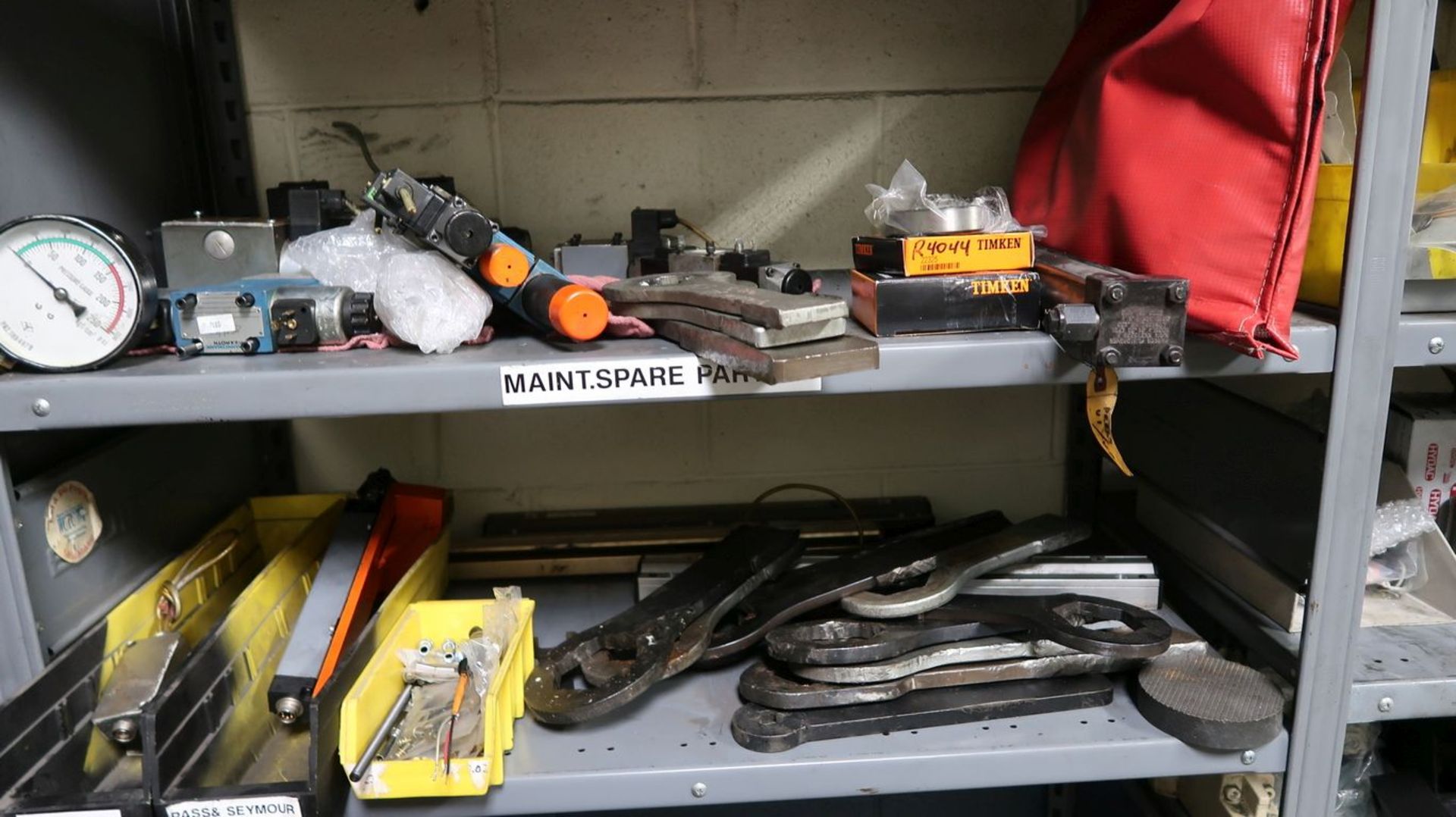 (LOT) CONTENTS OF MAINTENANCE ROOM INCLUDING LIGHTING, HYDRAULIC HOSE, HARDWARE, CONNECTORS, - Image 10 of 18